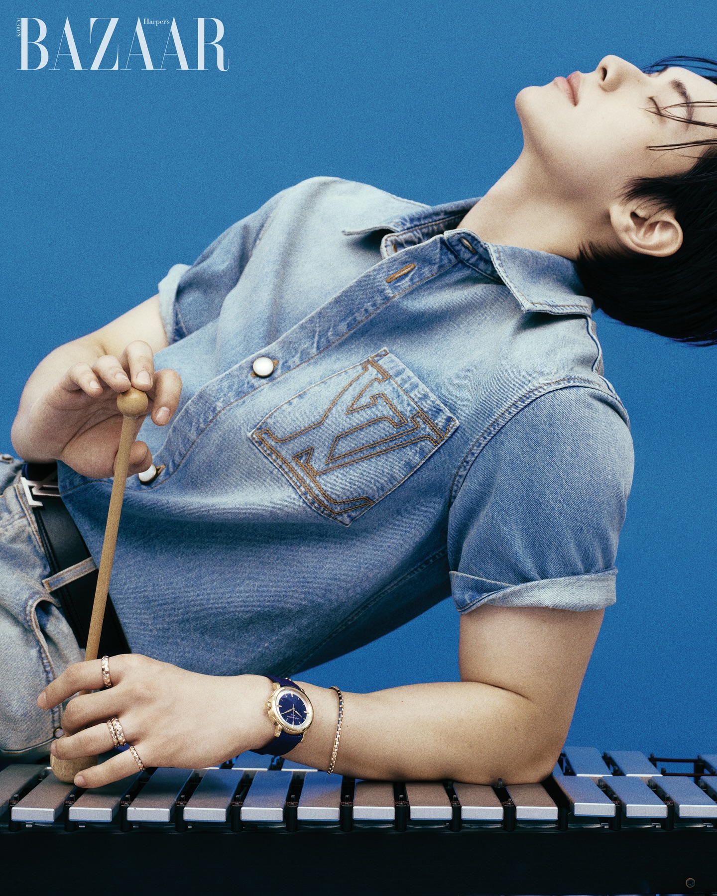 @l.c.m____ 🩵

BORN TO BE BLUE,

The Cover for December 2025 Issue
of @harpersbazaarkorea 🥁✨
 
#이채민 #LeeChaeMin
#louisvuitton #BAZAARKOREA
#바로엔터테인먼트