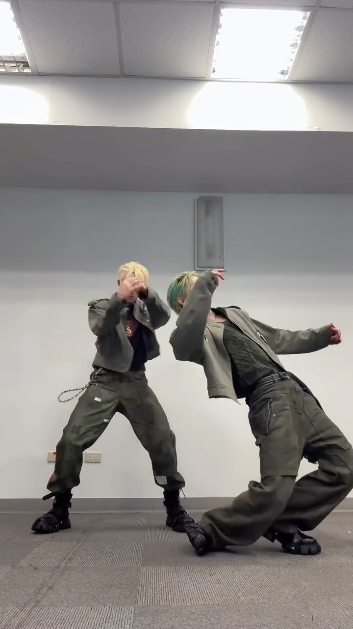 🐿️ Breaks 🐧’s legs

#NEXZ #TOMOYA #HYUI
#Beat_Boxer #NEXZ_Beat_Boxer