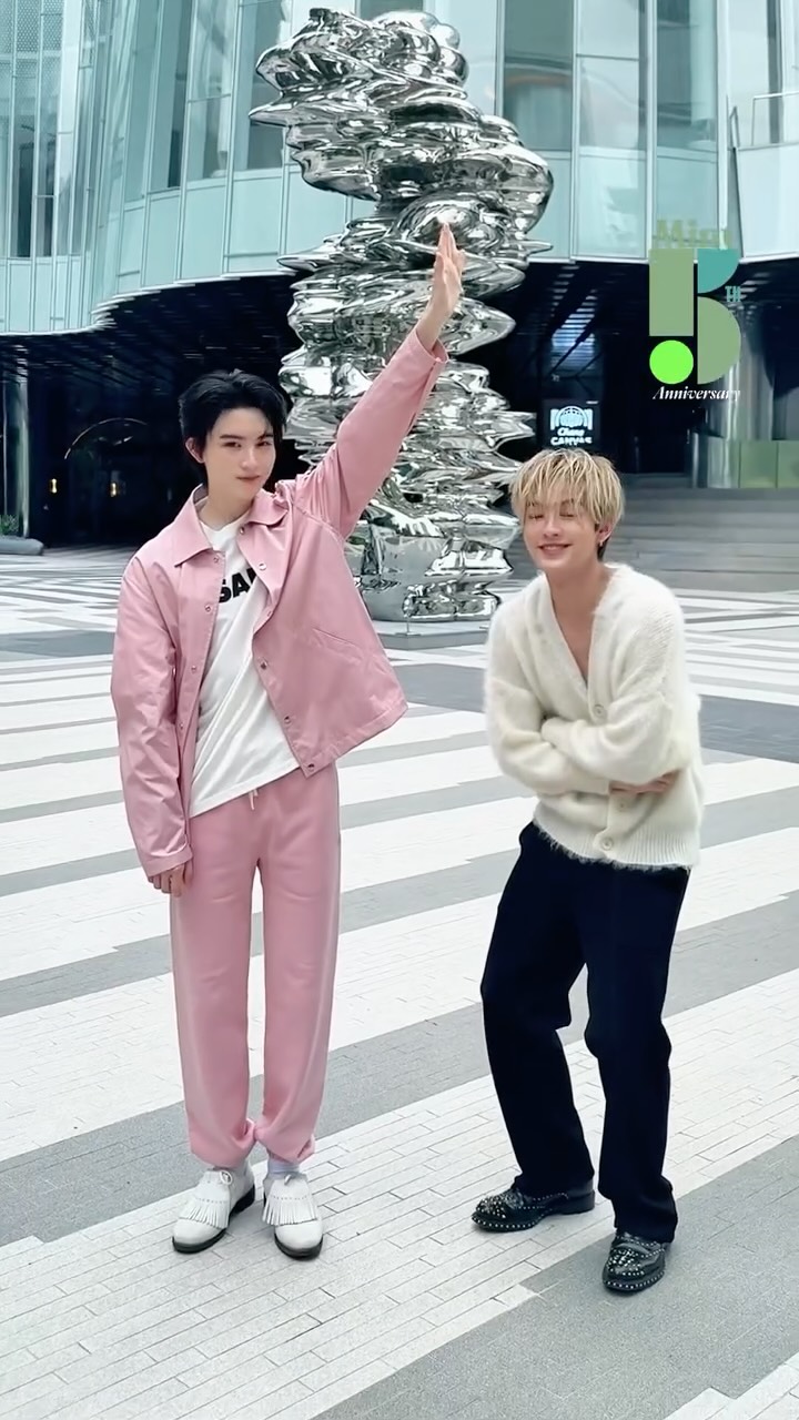 🥳 มีคนแอบแกล้งพี่! เช็คอินทุกจุด แวะทุกมุมกับ ‘ฮาร์ท-เอเอ’ BUS ที่ One Bangkok 💚

🎁 รับฟรี! “MINT x One Bangkok Special Edition” เมื่อซื้อนิตยสาร Mint Vol.31 (หน้าปก เก่ง-น้ำปิง) สั่งซื้อได้แล้ววันนี้ ทาง LazMall: Mint Magazine Thailand เท่านั้น! 

🛒 Shop Now! >> https://s.lazada.co.th/s.Z0hTqo

#BUSxMintSpecialEdition 
#OneBangkok 
#BUSbecauseofyouishine
#HEARTchuthiwat #AAashirakorn 
#MintVol31
#MintMagTH