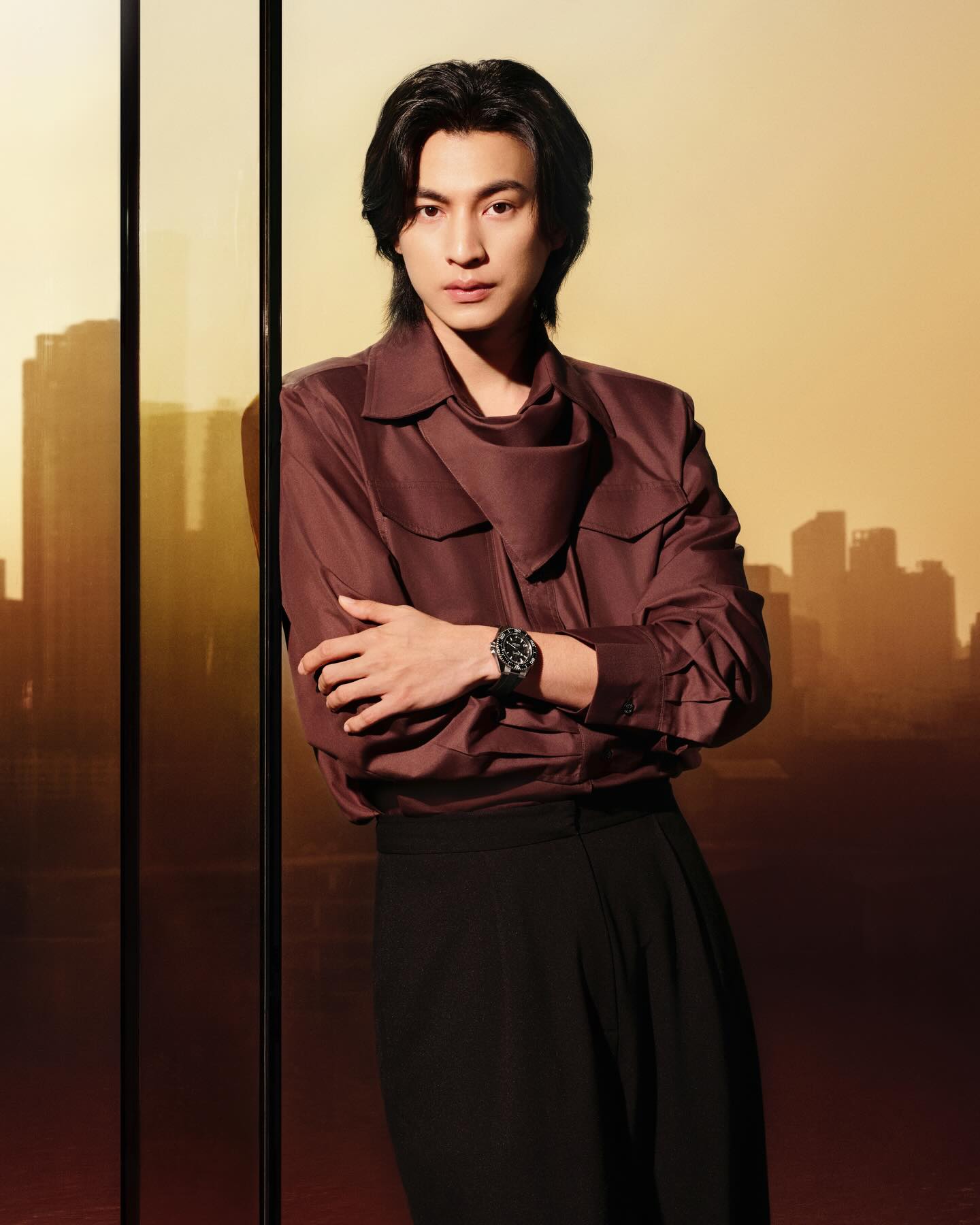 The Planet Ocean wave meets Gulf Kanawut in Chongqing for another special moment. 

@gulfkanawut
#OMEGA
#PlanetOcean