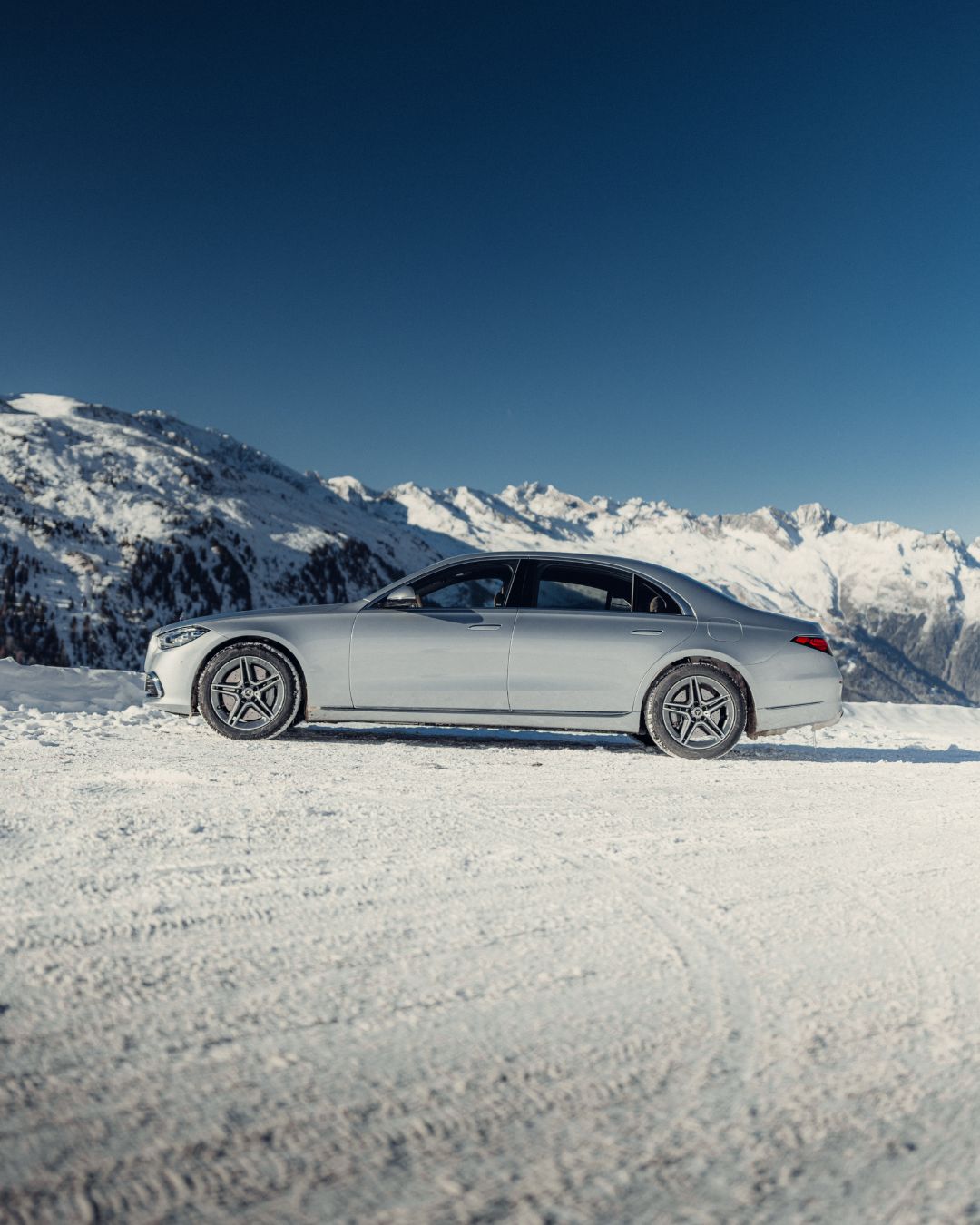 Lights, camera, traction 📹

📷 @sebastiankubatz for #MBcreator 

#MercedesBenz #SClass

[Mercedes-Benz S 580 e 4MATIC Limousine mit EQ Hybrid Technologie | Energieverbrauch gewichtet, kombiniert: 18,3‒16,7 kWh/100 km plus 3,3‒2,6 l/100 km | Kraftstoffverbrauch kombiniert bei entladener Batterie: 9–8 l/100 km | CO₂-Emissionen gewichtet, kombiniert: 75–59 g/km | CO₂-Klasse gewichtet, kombiniert: B | CO₂-Klasse bei entladener Batterie: G]