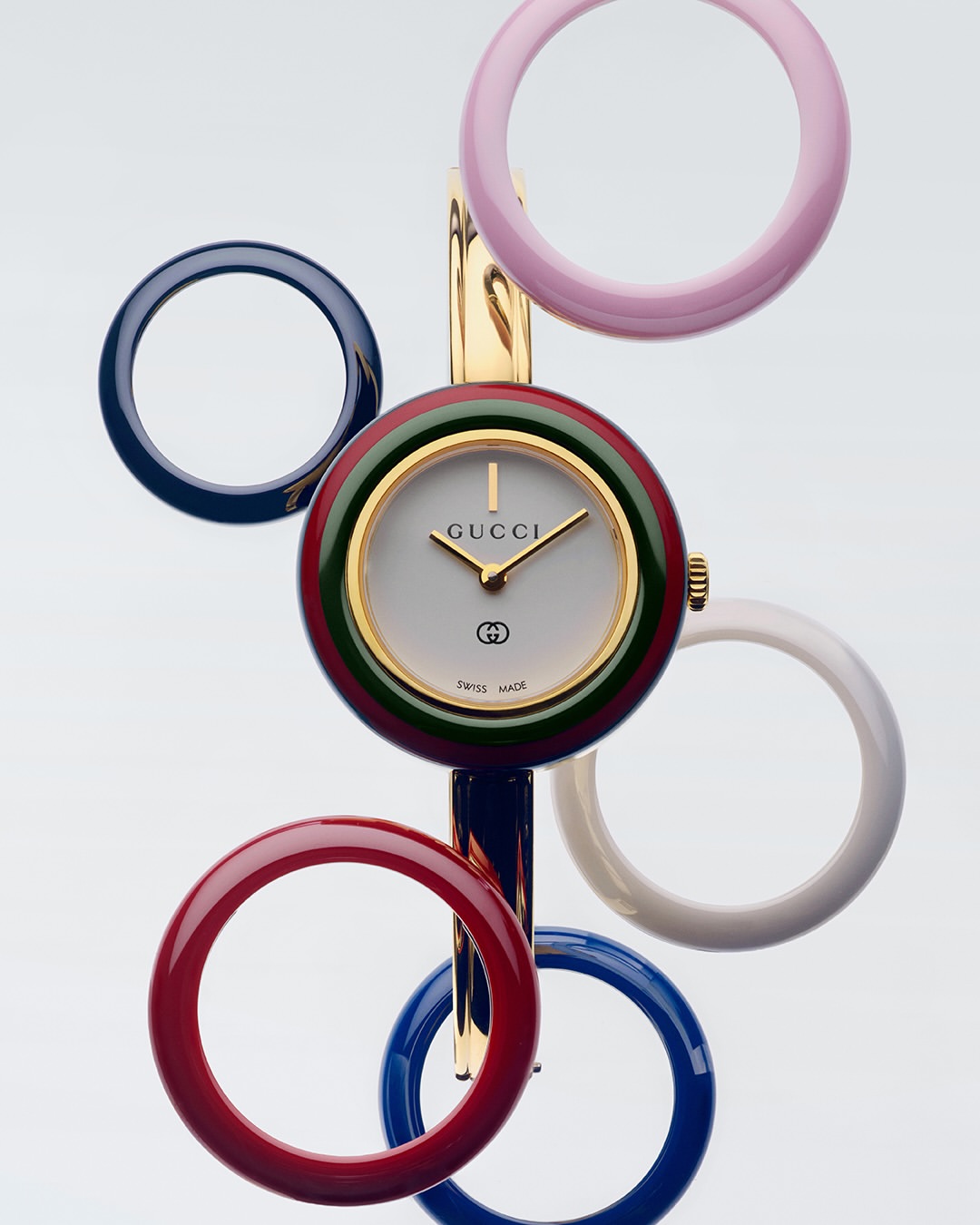 ไอคอนของความสนุกอย่าง Gucci @gucci Play ได้กลับมาอีกครั้ง! หลังจากนาฬิกาได้เปิดตัวในปี 1980 และมีความโดดเด่นไม่แพ้ใครจนเรียกได้ว่าเป็นการปฎิวัติคอนเซ็ปต์การสวมใส่นาฬิกาในยุคนั้น  โดยการกลับมาในคร้้งนี้ยังคงไว้ซึ่งจิตวิญญาณแห่งความเป็นตัวของตัวเองและผสานแนวคิดเดิม ทว่าถูกตีความใหม่ผ่านมุมมองร่วมสมัย Gucci Play และดีไซน์ที่เรียบหรูใส่ได้หลากหลายโอกาส ทั้งขอบหน้าปัดเซรามิกแบบถอดเปลี่ยนได้ถึง 6 แบบ รวมถึงตัวเรือนถูกปรับขนาดเพิ่มขึ้นอย่างละเมียดละไมในขนาด 28 มม. ขอบหน้าปัดติดตั้งเข้ากับตัวเรือนสเตนเลสสตีลชุบทอง พร้อมหน้าปัดสีขาว โดยขอบหน้าปัดมีให้เลือกถึง 6 สี ได้แก่ เขียว แดง ชมพู ขาว ดำ และกรมท่า รวมถึงสีเขียว แดงอันเป็นเอกลักษณ์ของ Gucci

#ELLEnews
#Gucci
#gucciplaysadoptme