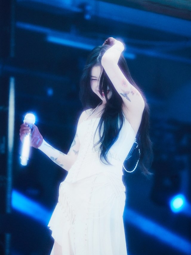 특별했던 6일간의 여정을 마치며-.

사실, 3집 Flash and Core의 완성은 공연까지라고 생각했어요. 
많은 아티스트들이 다양한 창작물을 선보이는 것에 감동과 자극을 받고, 제가 좋아하는 음악들의 반경이 넓어지면서 만들어진 앨범이기도 해서- 그저,, 요 몇 년 좋아하고, 사랑하게 된 문화들과 보아온 풍경들, 새로 찾은 관점과 마음들을 담게 된 것 같아요. 
또, 그렇다 보니 앨범을 듣고 의아해 하는 사람들도 많았을 것 같아요. 그래도 저는 모든 반응들이 다 고마웠어요. 음 뭐든 하다 보면, 마음대로 이루어질 때도, 아닐 때도 있고-. 결과적으로 저는 이 앨범을 더 사랑하게 됐고, 세상에 들려줄 수 있는 기회가 생겨서 감사한 마음이 더 컸던 것 같습니다. 

그래서 공연을 해야만, 제가 무대에서 스스로 어떤 모습으로 보이길 원하는지, 어떤 걸 부르고 싶어 하는지, 왜 이런 앨범을 만들었는지- 말이 아닌 것으로 설명할 수 있다고 믿었어요. 
이 모든 과정이 처음 경험하는 것들이었고, 아마 연주해 주시는 오빠들, 저희 PLP까지 다 같은 마음이 아니었을까 생각해요. 다 같이 성장 해나가는 게, 그걸 매 순간 서로 목격할 수 있는 게 얼마나 감사하고, 행복한 일인지요. 
공연을 준비하며 합주하는 시간만을 기다리고, 넓은 무대에서 어떻게 혼자 돌아다녀야 할지 고민하며, 연습실을 빌려 뛰어다니고, 감독님, 스탭분들과 회의하고 같이 무언가를 결정하고, 무슨 옷을 입고 어떻게 움직일지 소정 언니와 상의하고, 우리 오빠들은 무얼 입힐까? 고민하며- 너무너무 소중하고 행복한 시간이었습니다. 저를 아껴주고 소중하게 생각해 주는 주변과, 앨범 그리고 공연에 참여하는 많은 분들, 그리고 가장 소중한 팬분들 덕분에 걱정 근심보다는, 기대와 설렘으로 채워나간 시간이었어요. 아마 여러분들도 비슷한 마음이었겠지요? 
저의 변화와 성장을 반갑게 맞아주시고, 응원해 주시고 믿어주셔서 고맙습니다. 고마움, 감사함뿐인데 장황하게 글을 쓰게 됐네요. 

무대가 끝나고 매번 마주하던 공허함 대신, 
여러분께, 무대에서 오빠들에게, 아일 오빠께, 감독님들께, 스탭분들, 댄서 친구들에게 받은 사랑과 다정함으로 또 다른 재밌는 것들에 도전할 용기가 더 크게 남아서 행복해요.

개인적으로 저는 앞으로의 제 자신과 또, 함께 변화하고 성장하며 채워나갈 시간이 너무나 기대가 돼요. 오랜 시간이 쌓여- 우리가 얼마나 또 단단해져 있을지. 또, 앞으로 얼마나 반짝거리는 눈들을 마주하게 될지.
여러분들께 계속 기대하는 마음을 들게 할 수 있는 그런 사람이 되고 싶어요. 주신 사랑 모두.. 고맙습니다요!

와주신 모든 분들, 우리 PLP식구들, 감독님들, 스탭분들, 아일오빠, 연주자 오빠들, 댄서친구들, 친구들 모두 고생 많으셨습니다. 

진심으로 감사했습니다. 또 봐요, 우리!

가슴 깊숙한 곳으로부터 사랑을 담아, 예린 올림.