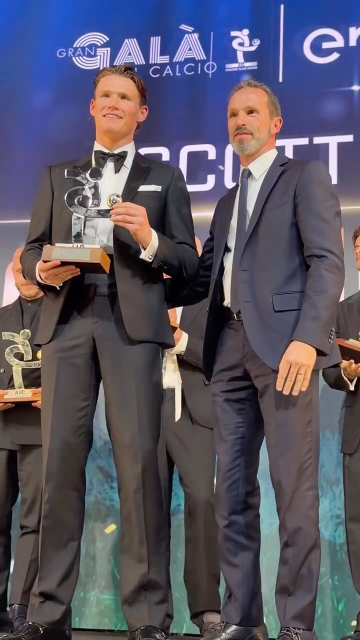 𝐈𝐥 𝐦𝐨𝐦𝐞𝐧𝐭𝐨 𝐢𝐧 𝐜𝐮𝐢 𝐒𝐜𝐨𝐭𝐭 𝐌𝐜𝐓𝐨𝐦𝐢𝐧𝐚𝐲 𝐞̀ 𝐝𝐢𝐯𝐞𝐧𝐭𝐚𝐭𝐨 𝐢𝐥 𝐑𝐄 𝐝𝐞𝐥𝐥𝐚 𝐬𝐞𝐫𝐚𝐭𝐚 𝐝𝐞𝐥 𝐆𝐫𝐚𝐧 𝐆𝐚𝐥𝐚̀ 𝐝𝐞𝐥 𝐂𝐚𝐥𝐜𝐢𝐨 🏴󠁧󠁢󠁳󠁣󠁴󠁿

📌 Segui il Gran Galà del Calcio in diretta su Sky Sport e in streaming su NOW

#SkySport #GGDC2025 #McTominay