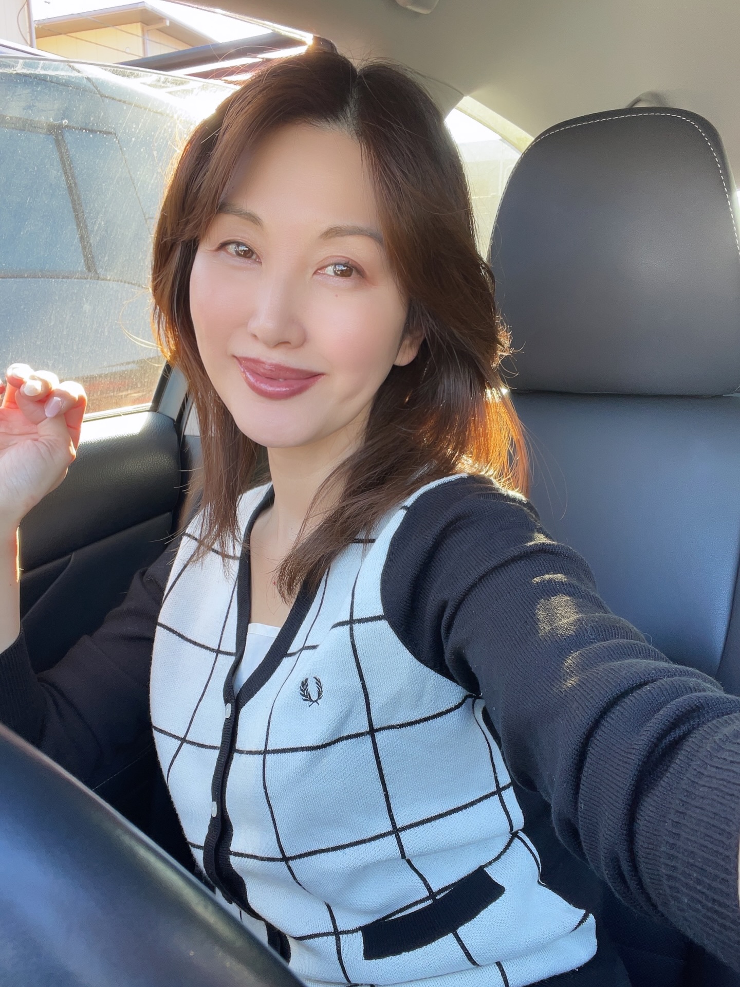 こんばんは🌟

今日も一日お疲れさまでした
帰宅中の方は気をつけて帰ってね☺️

アップルミュージック🎧から
1年間の私のトップ5が通知📢された
曲みてびっくり😅
私ってかなり偏った曲が好きみたい😅
毎朝ノリノリで🚗通勤しているからかな⁉️😂

ai.su、プラダ🐈‍⬛ミント🐈は仲良くベッド並べて寝てるよ！
ミント🐈が大きいのを取って
プラダ🐈‍⬛は小さい方でキツキツで寝てる😅

今日はBEーBOPな雰囲気コーデで出勤

中山美穂さん美しくて可愛くて大好きだった❤️

いつも見てくれてありがとう
いいね、コメント📝ありがとう💕
全部読んでいます

#アラフィフ #通勤コーテ #be-bopな気分#猫との暮らし #カップル猫