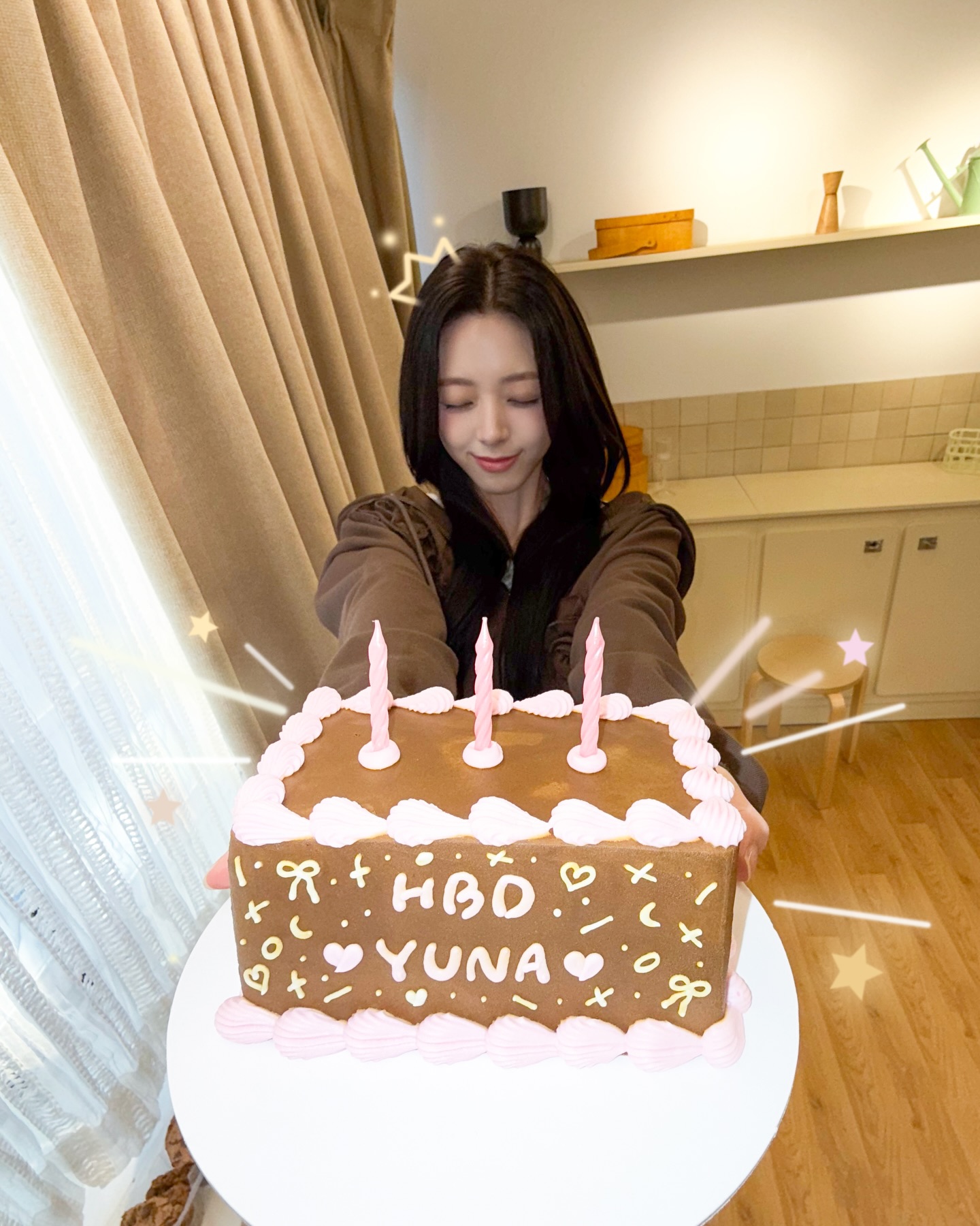 Everyone it’s my birthday🎉
따뜻한 축하로 생일을 행복하게 만들어준 우리 믿지..! 진심으로 고마워요🩷
추워지는 날씨, 감기 조심하고 함께 따뜻한 연말 만들어보아요🐰🎄
- from @igotyuandme 

#ITZY #MIDZY
#HappyYunaDay #유나
#오늘_유난히_빛이나는_유나야_생일축하해
#Chapter22WithYUNA