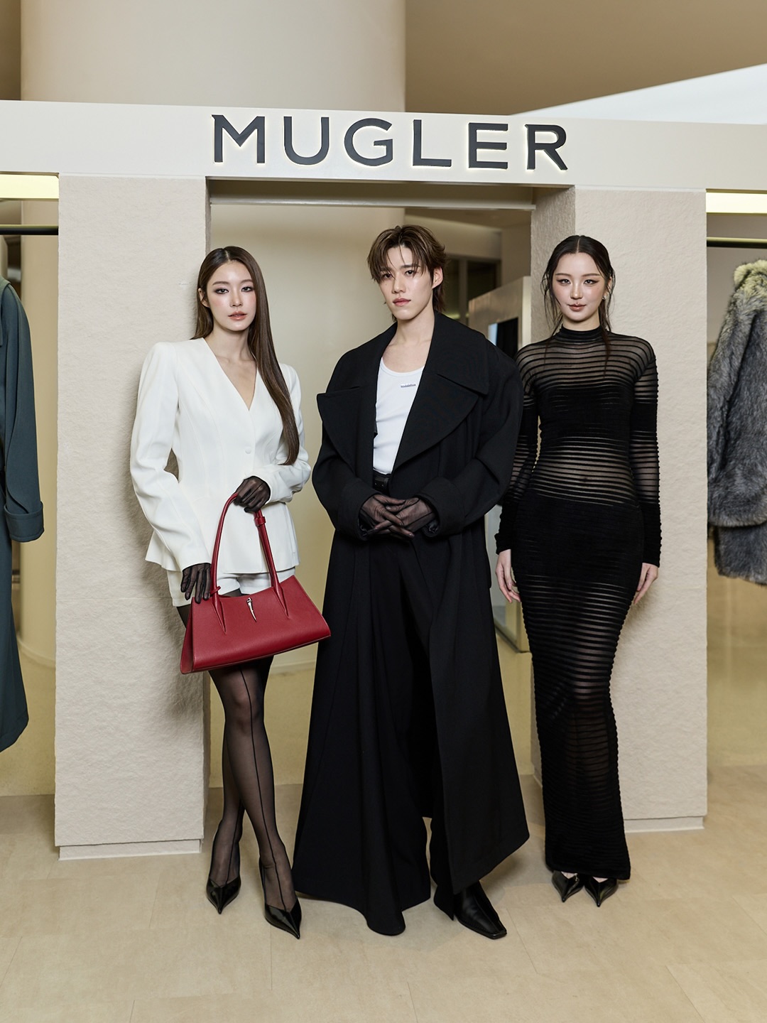 Mugler @muglerofficial เฉลิมฉลองเปิดตัวบูติกแห่งแรกในเอเชียตะวันออกเฉียงใต้ที่ Central Embassy ชั้น 1 พร้อมเปิดตัวคอลเลกชันสุดพิเศษอย่าง re/edit archive capsule ที่รวบรวมลุคไอคอนิกจากคลัง Ready-to-Wear และผลงานของ Manfred Thierry Mugler ช่วงปี 1985-2000 มาถ่ายทอดใหม่ผ่านสามรหัสสำคัญ Sculptural tailoring, Lingerie as Outerwear และ The Red Carpet ซึ่งยังคงความงดงามหรูหราและร่วมสมัยเหนือกาลเวลา

ภายในงานได้รับเกียรติจาก ‘พีพี กฤษฏ์’ @pp.kritt ‘ต้าเหนิง กัญญาวีร์’ @thanaerngnin และ ‘น้ําตาล ทิพนารี’ @namtan.tipnaree มาร่วมงานในลุคจาก re/edit archive capsule

ร่วมสัมผัสเสน่ห์และความกล้าท้าทายที่เป็นเอกลักษณ์ผ่านผลงานเรดีทูแวร์และกูตูร์ได้แล้ววันนี้

#MuglerBangkok #Boonlapo 
#PPKritt #Thanaerng #NamtanTipnaree