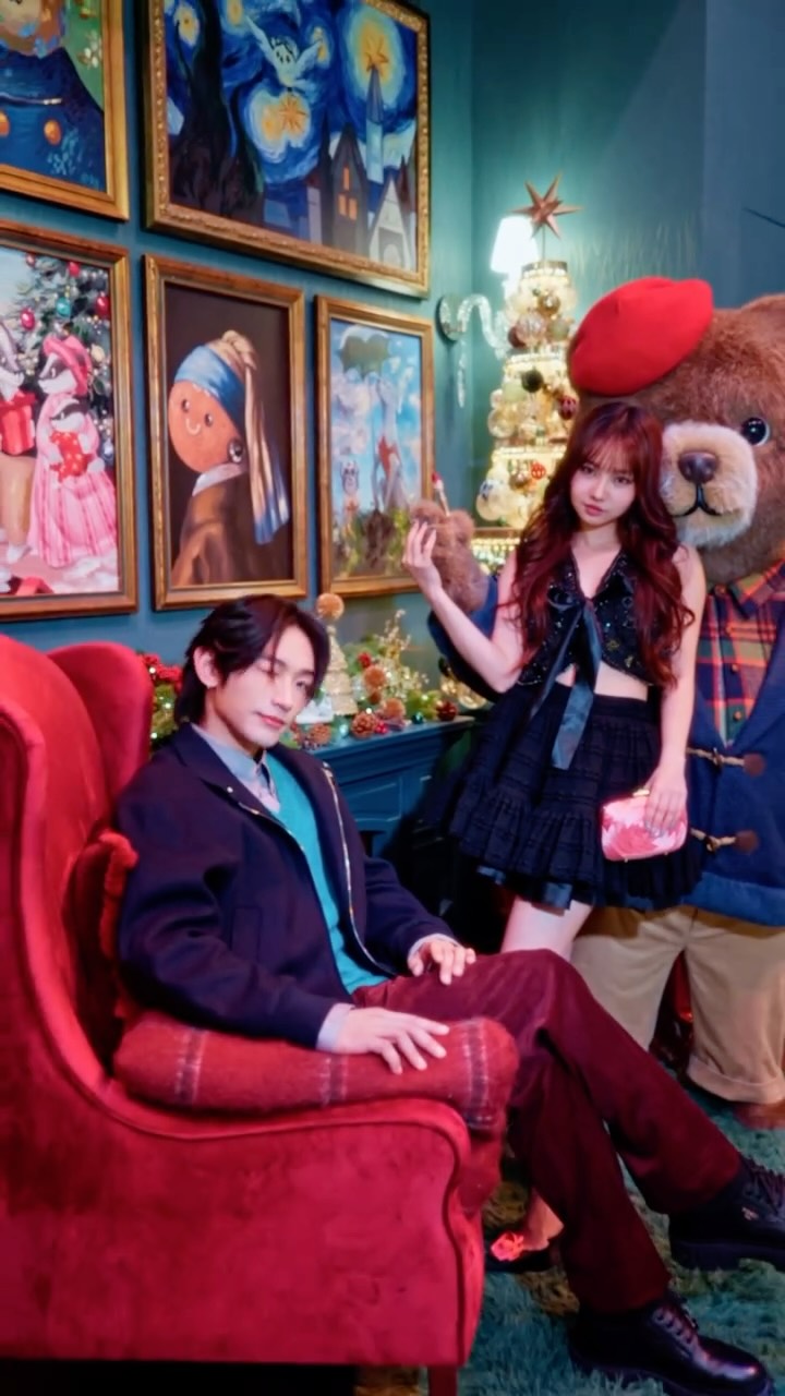 #ChristmasInVogue 跟隨 @Collar.weare 成員 @6y_Day 與 @Mar.tin.wong，一起走進 @LandmarkHK  置地廣場「Noëlia at LANDMARK: Joy Begins with Giving」節日裝置。踏進 Noëlia 傳奇之門，感受充滿新奇與歡樂每個角落： Noëlia 的貓頭鷹智者盤旋宏偉的燈塔與夢幻飛艇、歡樂大使 Ookies 伴隨著永恆鐘樓的鐘聲翩翩起舞、煙霧繚繞的奇幻書閣，以及魔法信使櫥窗中的熱氣球，無不讓人驚艷。

漫遊於全港最大的互動祈願湖，並走進風靡韓國的「 Don’t Lxxk Up」 打造的魔幻照相館體驗中，與可愛的 Noëlia 小鎮居民合影。最後漫步於 Theo 藝術工坊與銀輝藝廊櫥窗，再觀賞每30分鐘的燈光匯演，讓整個小鎮在星光下閃耀，為大家難忘的沉浸式冬日故事！

Follow along as Collar’s Day and Martin Wong weave through the wondrous “Noëlia at LANDMARK: Joy Begins with Giving“ installation. Mount the golden steps and pass through the Noëlia Golden Gateway, where a charming village brimming with Christmas magic awaits. At Noëlia, enchantment is all around: A wise owl soars alongside the magnificent Airship Voyage, merry gingerbread “Ookies” twirl around the Grand Chime clock tower, cosy wisps of smoke snake out from the chimney into the crisp winter air, and whimsical hot-air balloons go up and down in an entrancing rhythmic dance. Marvel at the city’s largest interactive Wishing Lake and create eternal memories with Noëlia’s adorable villagers at the Festive Photo Studio by Don’t Lxxk Up; take a final stroll through Theo‘s Studio and the Silver Reverie window; and revel in the breathtaking light show that takes places every half-hour, enveloping the town in festive starlight. 

Videographer: @lai.tsz.chung
Stylist: @foxla.c
Makeup Artist for Day: @_chansan_ 
Hair Stylist for Day: @style_viclai 
Makeup Artist for Martin: @sakura.c_official.
Hair Stylist for Martin: @allhs__. 
Videography Assistant: @sai_man_1007
Fashion Assistant: @__audrey.____ 
Wardrobe: @Fendi @LoroPiana @RogerVivier @Valentino & @Blenciaga