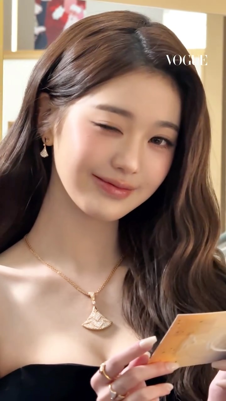 #VogueView
신세계 강남점 더 스테이지에서 열린 불가리 디바스 드림 팝업 현장에 방문한 장원영! 불가리와 함께 눈부시게 빛나는 그녀의 모습, 영상에서 만나보세요.

edit CHO YOUNGKYOUNG
-
@for_everyoung10 @bvlgari