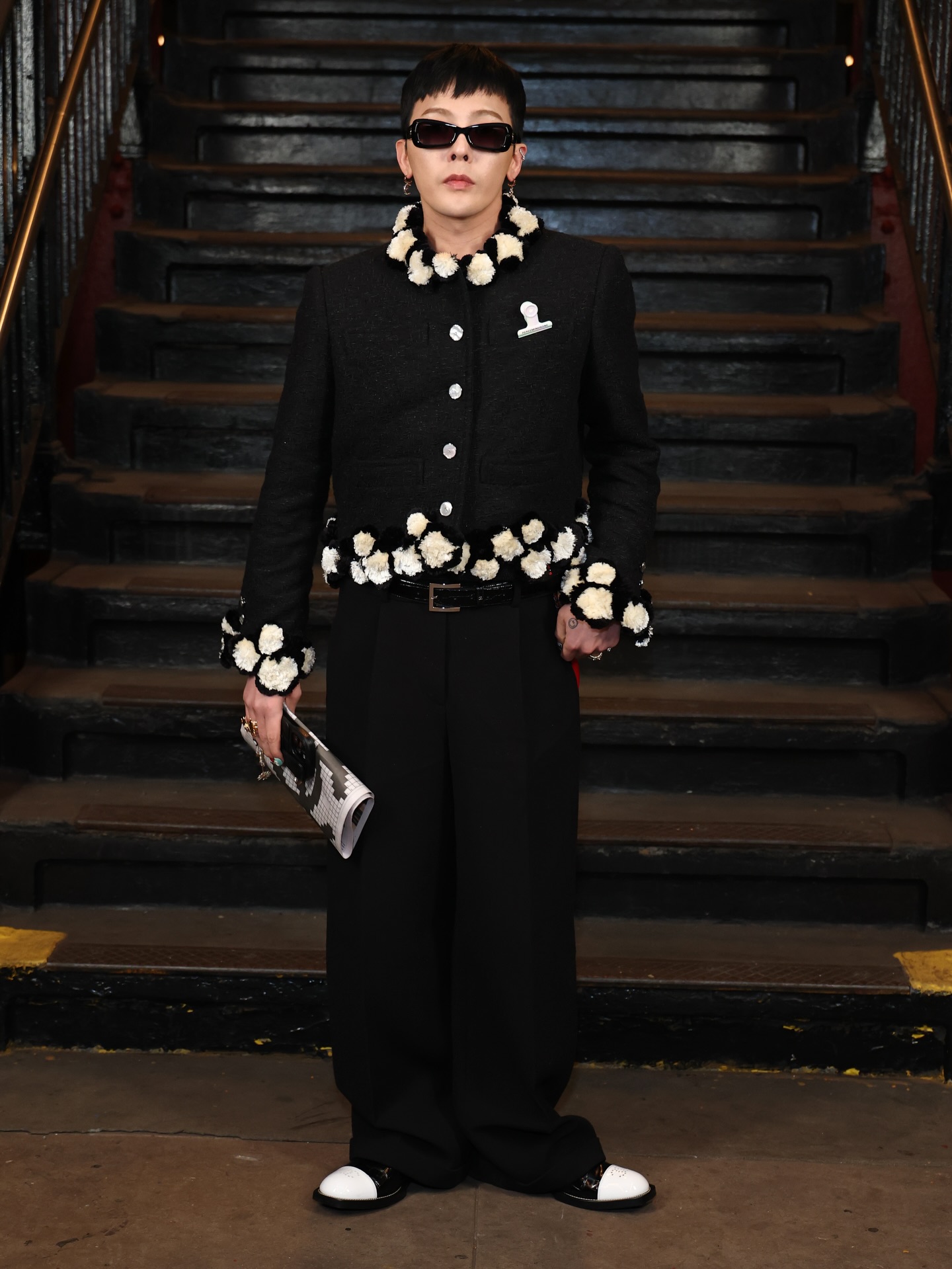 GD @xxxibgdrgn 、Tilda Swinton、陳法拉 @falachenfala 、  @gemini_nt 、 @asaprocky 、 辛芷蕾 @xin_zhilei 、 王一博 @yibo.w_85 和安藤櫻 @sakuraando 等一眾 @ChanelOfficial 品牌大使與好友現身出席於紐約的2026 Métiers d’art 工坊系列騷，見證創意總監 @Matthieu_Blazy 首個工坊系列作品。

G-Dragon (@xxxibgdrgn), Tilda Swinton, Fala Chen (@falachenfala), Gemini_nt, Asaprocky, Xin Zhilei (@xin_zhilei), Wang Yibo (@yibo.w_85), and Sakura Ando (@sakuraando), along with other Chanel Official brand ambassadors and friends, attended the 2026 Métiers d’art collection show in New York, witnessing Creative Director Matthieu_Blazy’s first Métiers d’art collection.

Credit Getty images from Cindy Ord

👉🏻follow us @ellehongkong #CHANELMetiersdArt #CHANEL #MatthieuBlazy