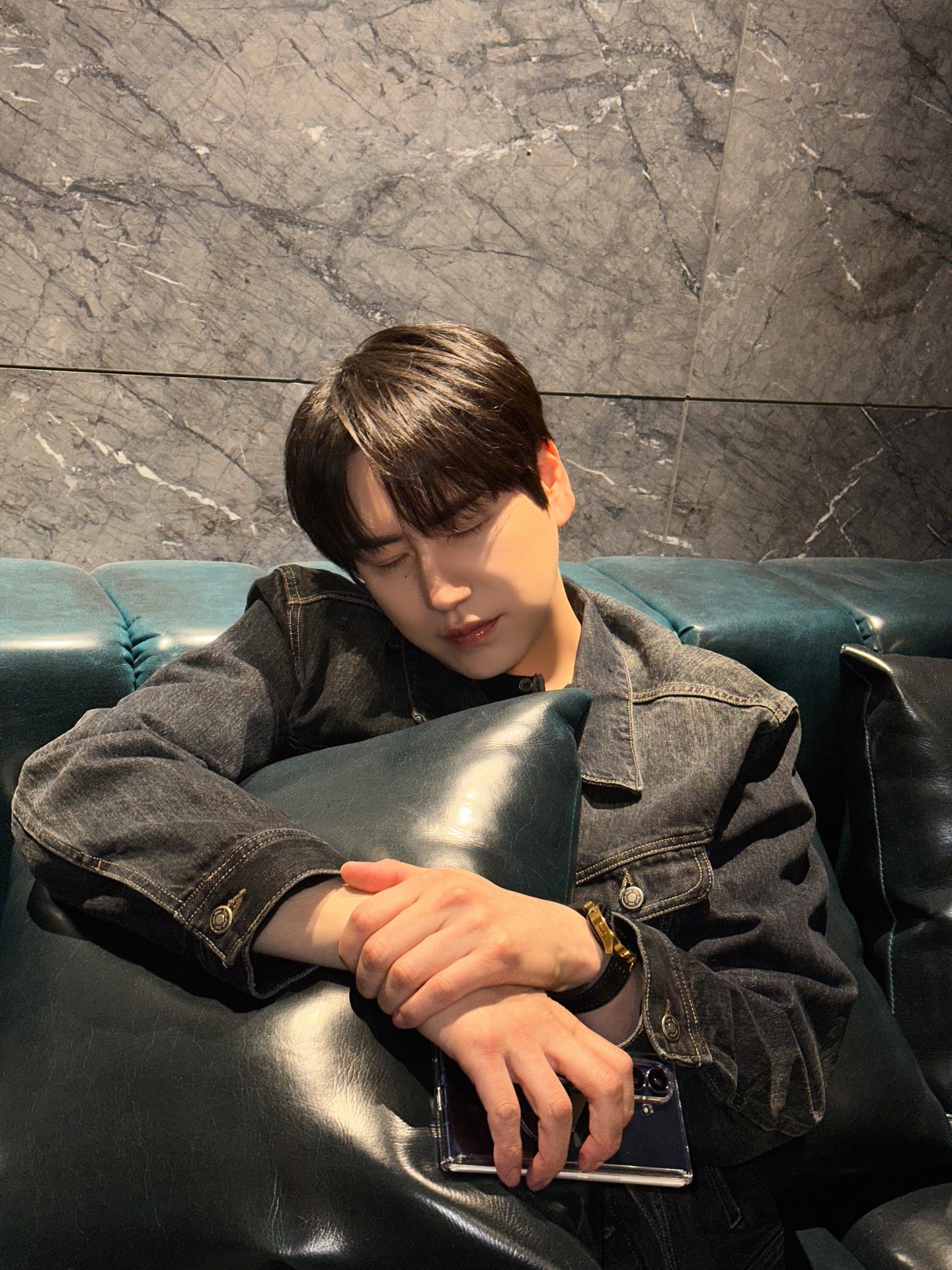 첫눈이 내려서 행복하규🤍

@gyuram88
#규현 #KYUHYUN
#TheClassic
#첫눈처럼 #LikeOurFirstSnow