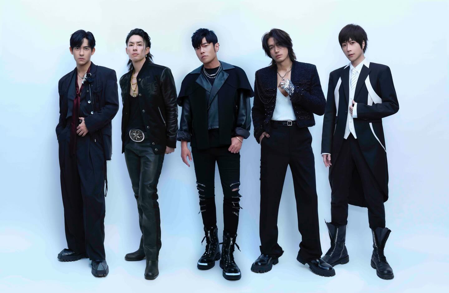 #Vogue音樂 7、8年級生的青春都在這了！周杰倫、言承旭、吳建豪、周渝民、五月天阿信合唱全新單曲〈恆星不忘Forever Forever〉！

原來早在五月天大巨蛋演唱會前一個月，阿信就向周杰倫邀歌，周杰倫回：「不錯喔！」但轉眼大巨蛋唱完歌還沒收到歌曲，到了9月，阿信再傳訊問周杰倫，周杰倫反出考題要阿信先寫詞，阿信說：「周杰倫知道我詞會卡很久，想說緩兵之計，沒想到我真的寫好了，我一把詞給他，他就像閃電般三天就寫好了。」完成這首堪稱強強聯手的新曲〈恆星不忘Forever Forever〉。

〈恆星不忘Forever Forever〉在5日下午5點全球同步數位上架。

@jaychou @ashin_ig