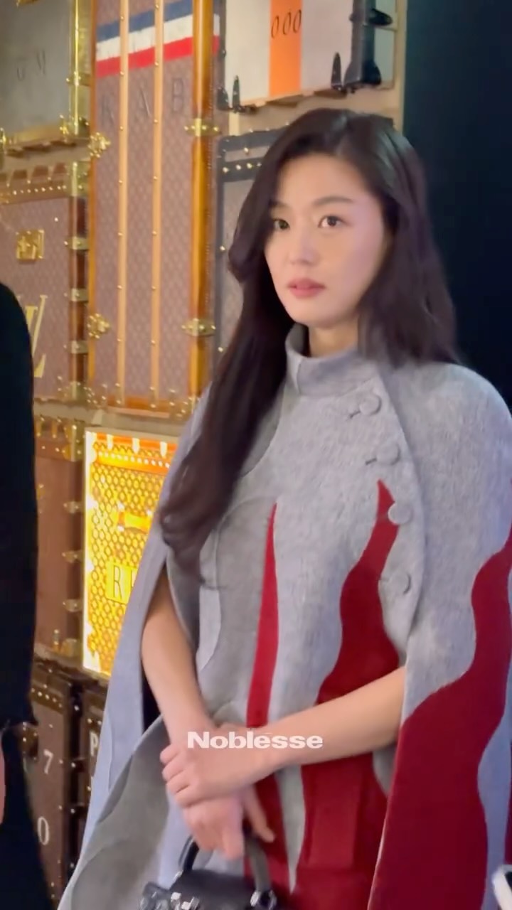 #제작지원 루이 비통 비저너리 저니 서울에 방문한 배우 #전지현 의 OOTD,
내가 볼 땐 어~~~마어마한  인간 루이 비통 같애👀✨

@louisvuitton @giannajunfp #LouisVuitton #VisionaryJourneysSeoul
#LVThePlaceSeoul #루이비통 #비저너리저니서울 #LV더플레이스서울 #jeonjihyun