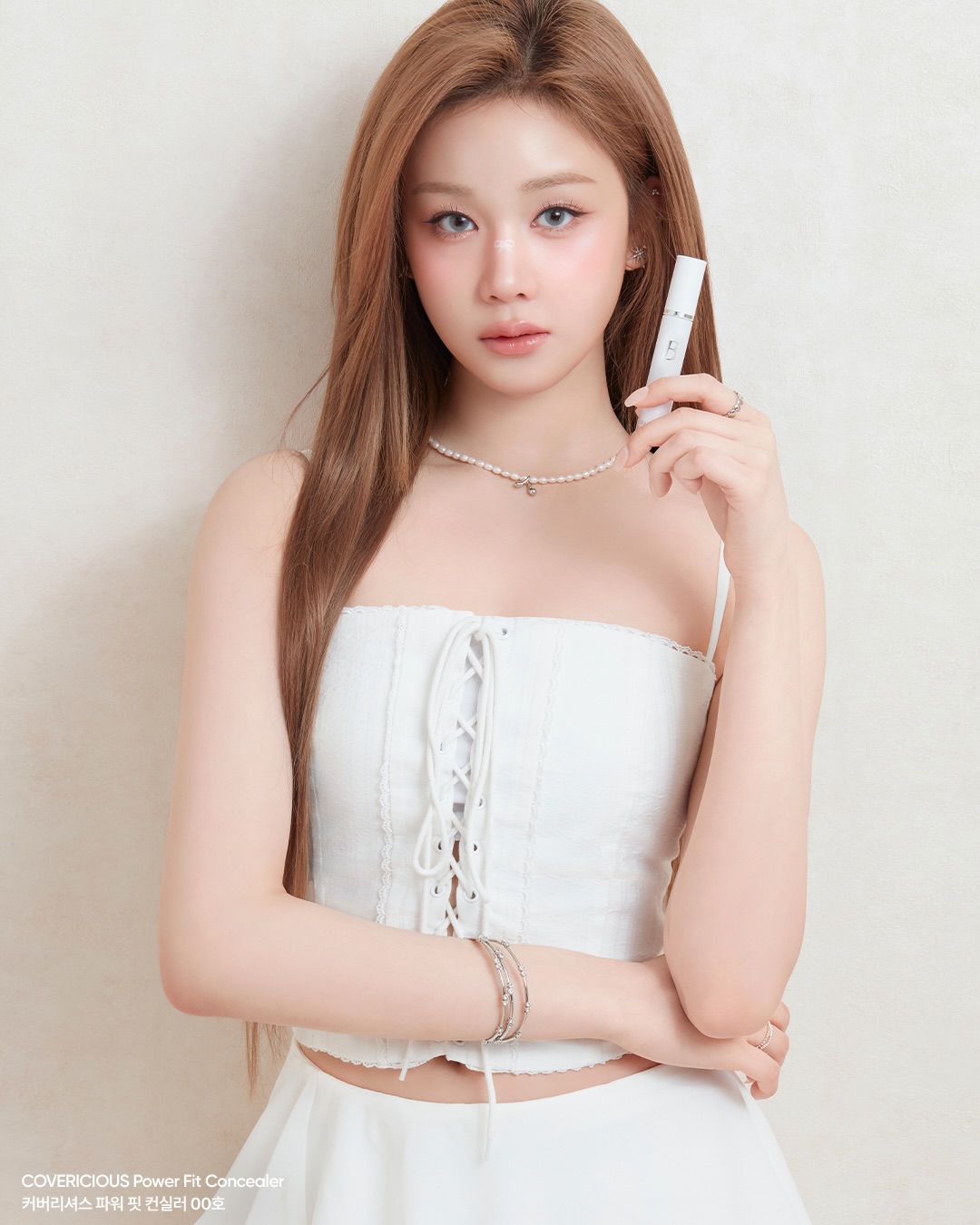 파리타의 콧잔등에 화이트 리본 🤍ྀི 
바닐라코 NEW 커버리셔스 파워핏 화이트 컨실러

파운데이션과 섞어 내 톤에 맞춘 라이트 베이스로,
기존 컨실러 위에 더해 브라이트닝 포인트로!

다양한 메이크업으로 활용할 수있는 화이트 컨실러를
네이버에서 가장 먼저 만나보세요 ✨

-

A soft white ribbon glow on PHARITA’s nose 🤍ྀི
BANILA CO NEW Covericious Power Fit White Concealer

Mix with foundation for a custom lighter base,
or layer on top as a brightening highlight.
A multi-use white concealer you must try ✨

Available first on NAVER.

#베이비몬스터 #파리타 #BABYMONSTER #PHARITA 
#바닐라코 #컨실러 #화이트컨실러 #홀리데이메이크업 
#BANILACO #Concealer #WhiteConcealer
#Holiday #Hoildaymakeup