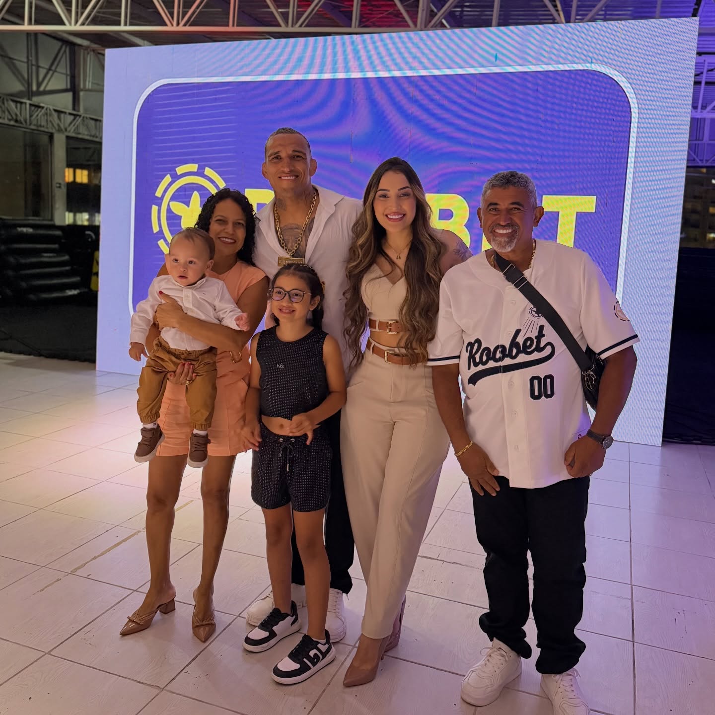 Familia ♥️

@vitoriabrum_ 
@ozanaoliveirafche 
@fransciscoantonioicb 
@leaozinhodom_ 
@taylasoliveira