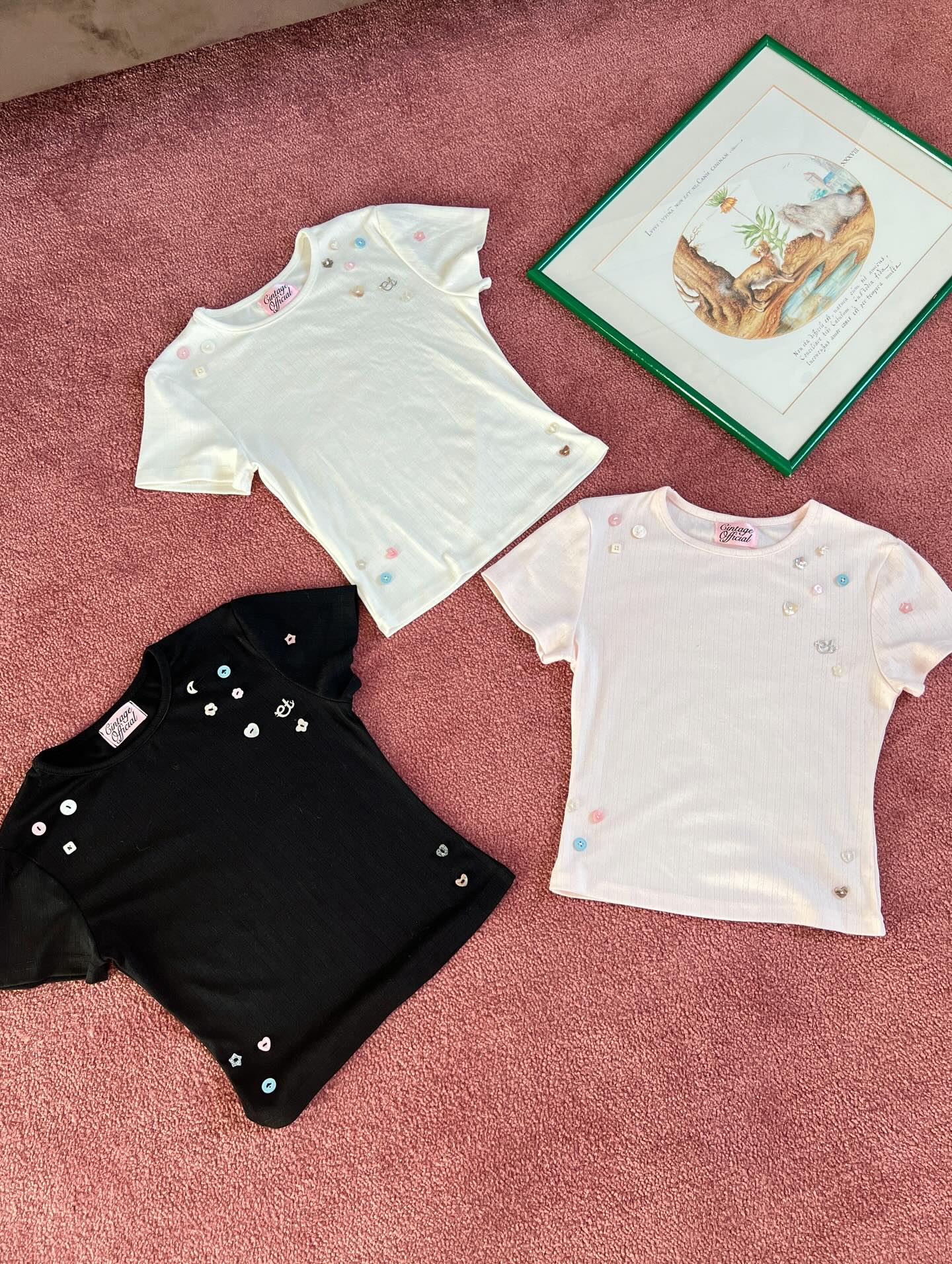 💗🪽Loomloom baby tee 450 baht
💭baby tee ผ้าฉลุลาย แต่ดีเทลกระดุม Random shape กระจาย น่ารักมากๆ มีเย็บ logo ct ที่อกนะค้า🌟

S อก26”-32” ไหล่12.5” ยาว17” ต้นแขน14” แขนยาว4.5”
M อก28”-34” ไหล่13” ยาว17.5” ต้นแขน15” แขนยาว5”
L อก30”-36” ไหล่13.5” ยาว18” ต้นแขน16” แขนยาว5”
XL อก32”-38” ไหล่14” ยาว18.5” ต้นแขน17” แขนยาว5.5”
XXL อก34”-40” ไหล่14.5” ยาว19” ต้นแขน18” แขนยาว5.5”