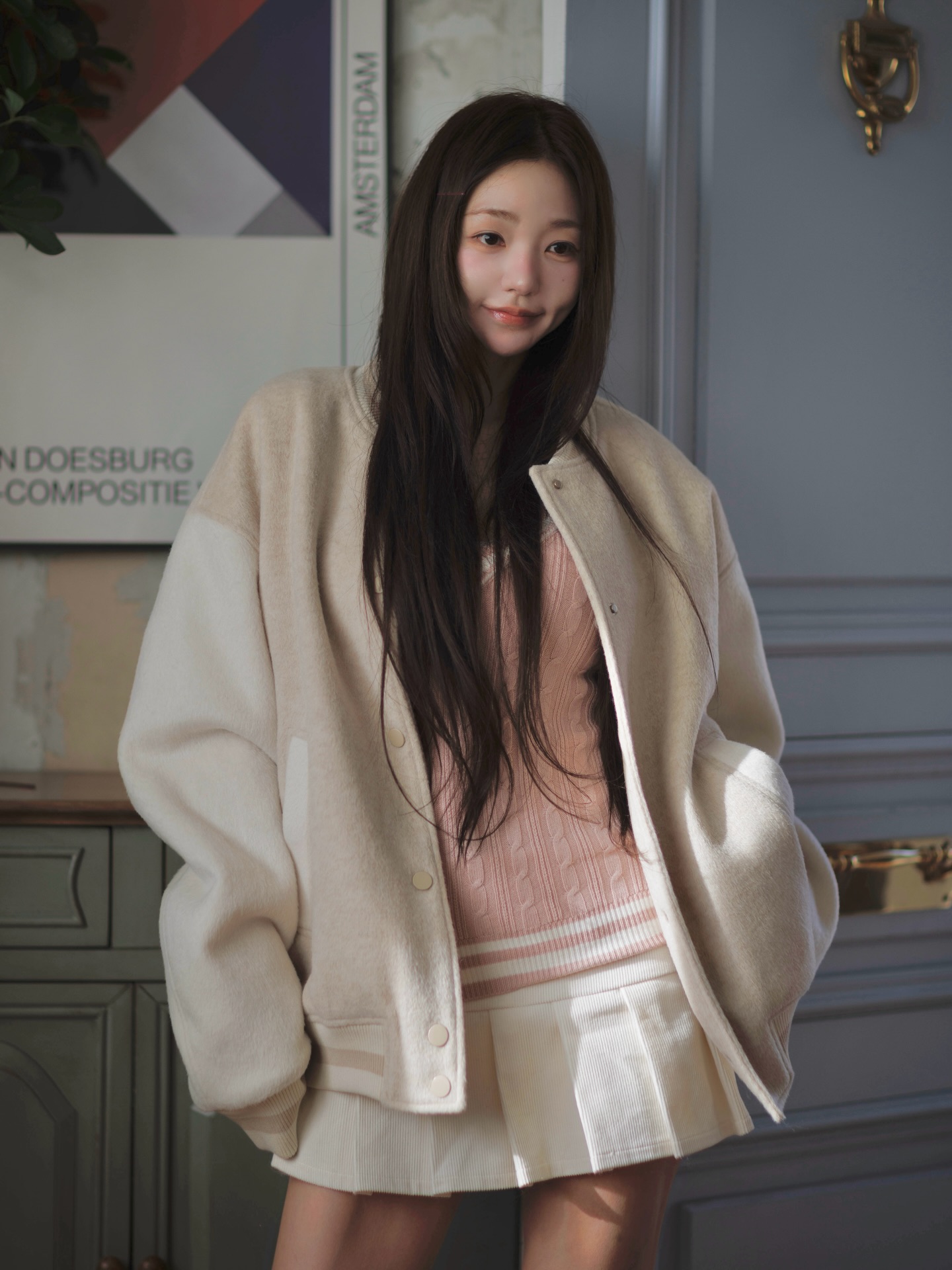 #이벤트피드

마음에 드는 컬러를 댓글로 써주시고
게시물 좋아요를 눌러주시면 증정해드려요🫶🏻
(연베이지/핑크/차콜)

부드럽고 헤어리한 텍스처의 고급스러운 원단감과
도톰한 7온스 패딩에 전체 누빔 안감으로
찬바람이 스며들지 않는 따뜻한 보온성과
여유 있는 오버핏으로 착용했을 때
여리한 실루엣을 연출해주며
바시티 디자인으로 캐쥬얼하고 데일리하게
입기 좋은 패딩이에요🫶🏻
 
넉넉한 오버핏으로 착용했을 때 여리하게 연출되고,
나그랑 숄더 디자인으로 체형 커버에 효과적이며
안에 두터운 이너를 입어도
겉으로 전혀 티나지 않고 슬림해 보이는 만능 패딩이에요
 
Size : 남녀공용
정가 170000원
오픈특가 129000원