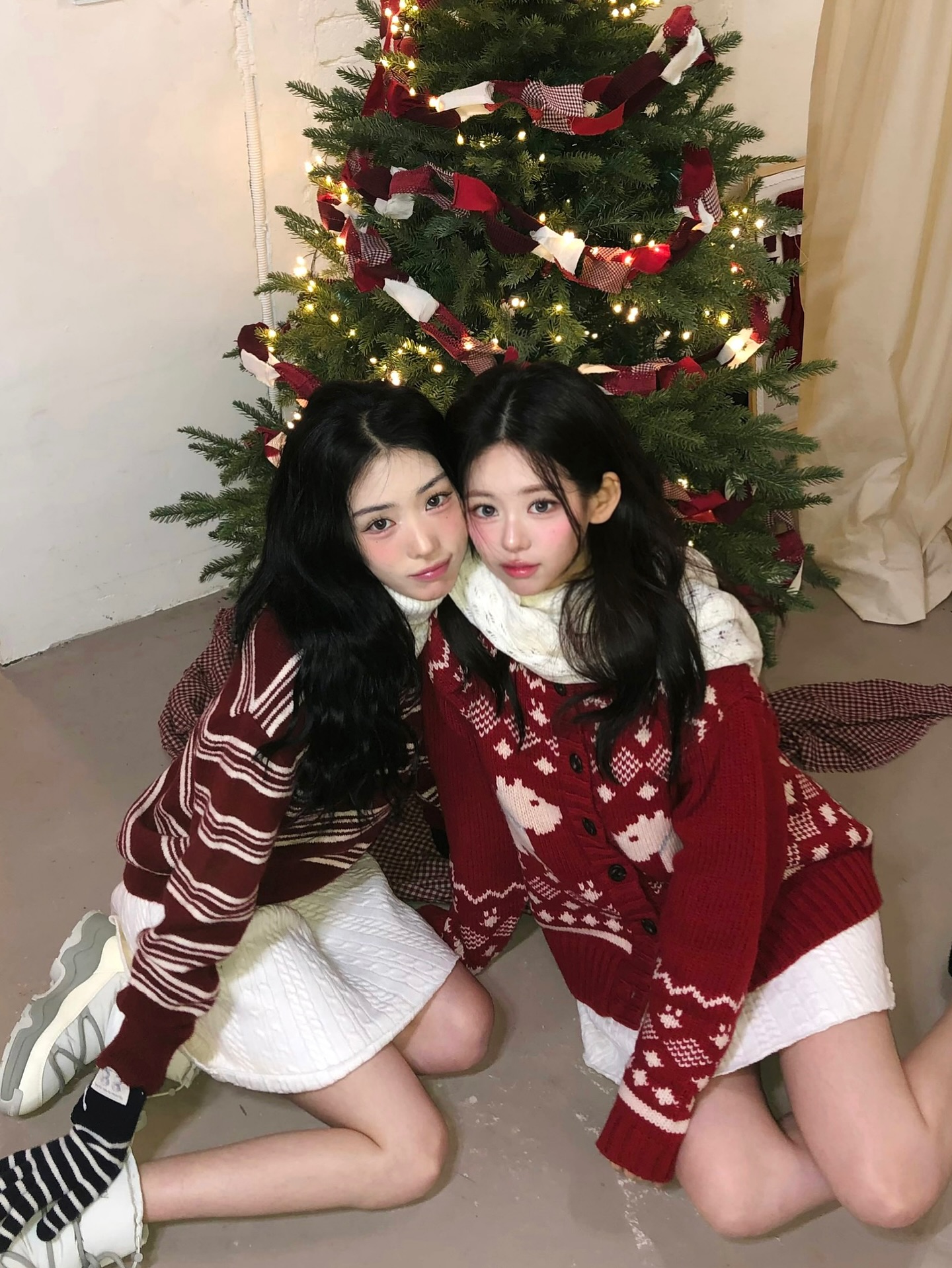 #광고 ’𝑹𝒆𝒅, 𝒕𝒉𝒆 𝑾𝒂𝒚 𝑾𝒆 𝑳𝒐𝒗𝒆‘ ⋆♡̩͙⋆
일 년의 끝, 사랑이 머무는 찰나를 담아낸 
레터프롬문의 팝업스토어로 여러분을 초대합니다 💌
달콤한 홀리데이 컬렉션을 담은 팝업스토어를
서촌에서 만나보실 수 있으니 꼭 방문해보셔요🎄🧣🪾