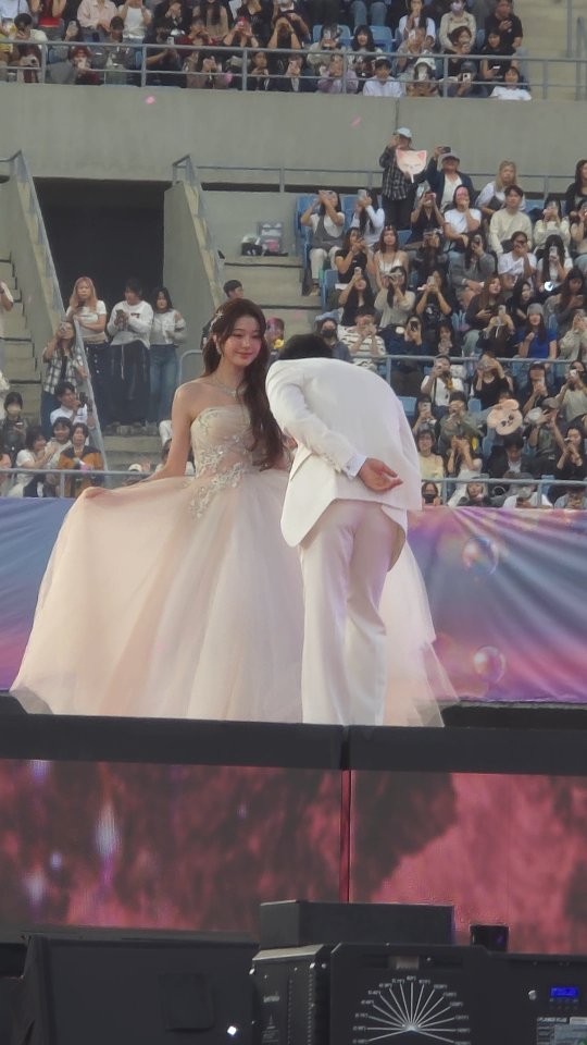 AAA今日MC張員瑛＆李俊昊跳華爾滋開場，完全是王子和公主🥰  @for_everyoung10 @le2jh

追蹤 @marieclairetw 時髦好玩的都在這

📷 讀者提供

#marieclairetw #RFL #ive #아이브 #장원영 #이준호 #wonyoung #leejunho