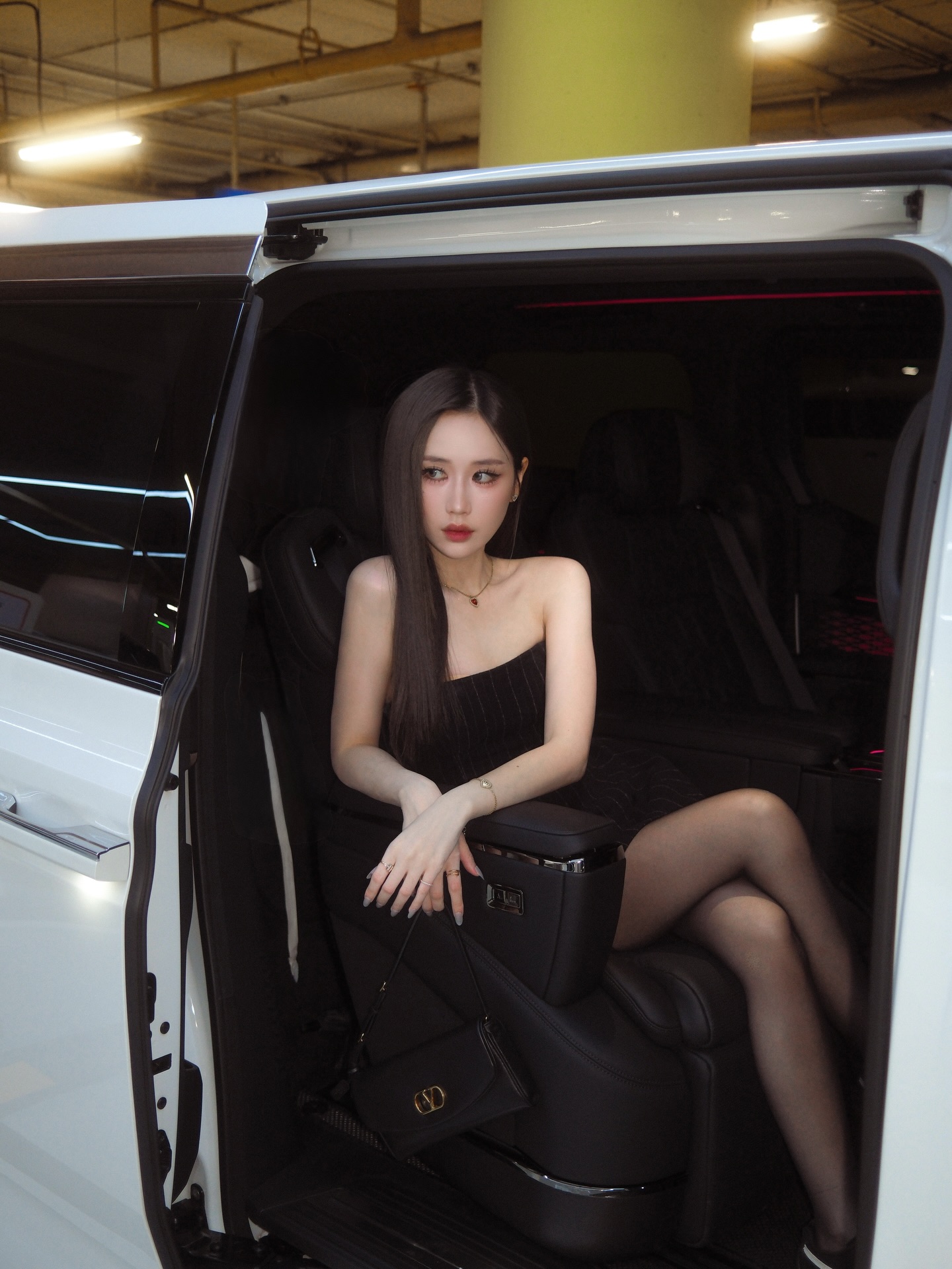 Special moments🩶 @maisonvalentino

#ValentinoGaravani 
#DeVainBag