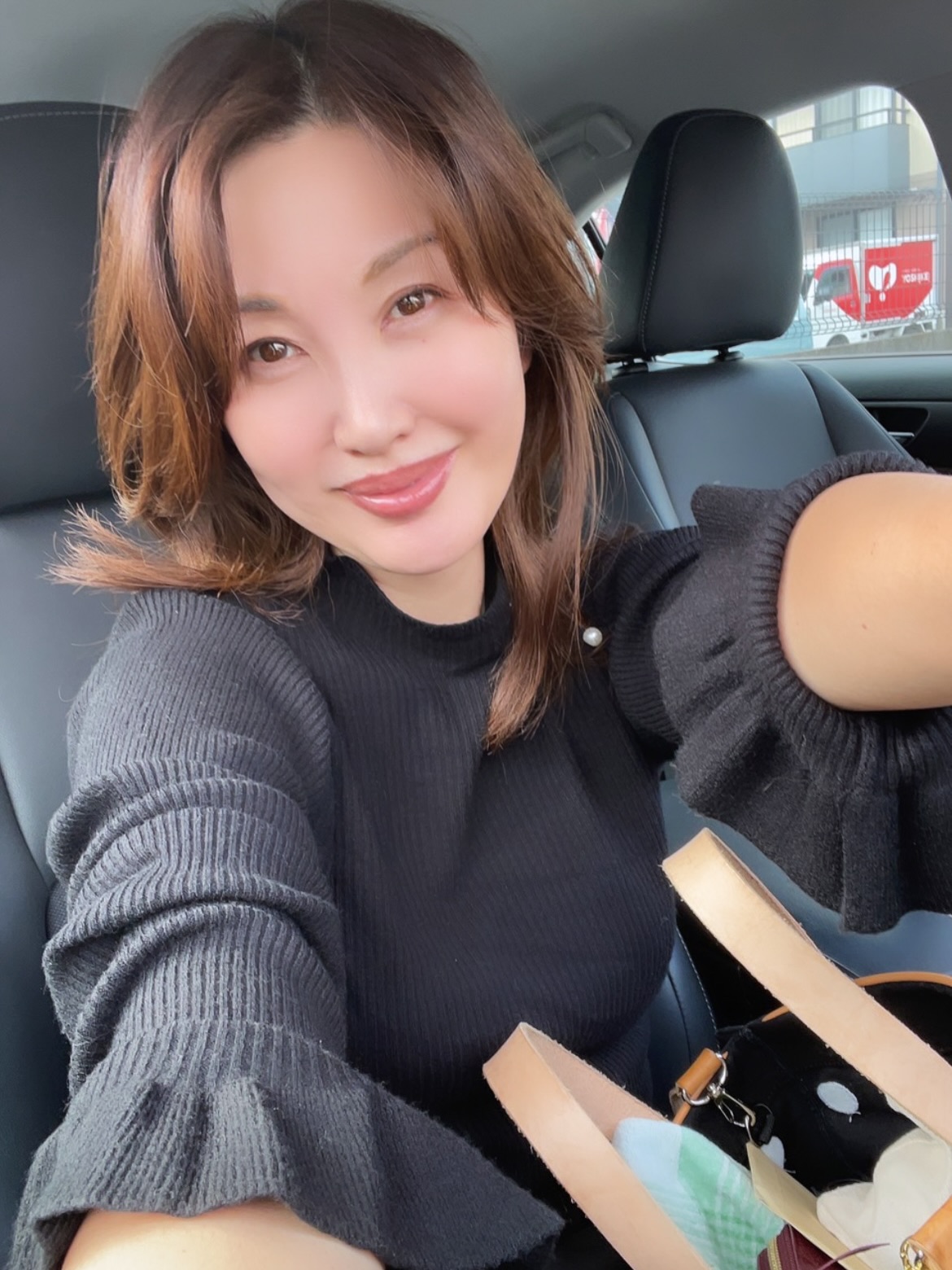 こんばんは🌟

月曜日、お疲れさまでした🥰
帰宅中の方は気をつけて帰ってね

私は自分の🎄🎁は今年は
フェラガモサングラスにしたよ🕶️✨
2つ目！
長く愛用したいお品
フレームの作りが大好き❤

３枚目は忘年会の時の写真📸
今日いただた中の１枚を入れてみた😆
ありがとうございます♪
これね本当にメガネ🎄かけて、🦌カチューシャしてるよ！合成じゃないよ笑

プラダ🐈‍⬛は土曜日に去勢手術を終えたよ
体調も良くて安心😮‍💨
グレー🩶の毛色って光のあたり具合で黒っぽく見えたり、白っぽく見えたり…グレーの魅力を改めて感じてる🥰

ミント🐈もかなり回復❤️‍🩹したよ
良かった〜✨✨✨
寝相が可愛すぎて😍メロメロだよ
点滴通院終わって良かった😭

いつも見てくれてありがとう💓
いいね、コメント📝ありがとうございます
全部読んでいます❣️

知らない間に外はとっても寒く❄️なってる🥺
岡山もインフルエンザ😷が流行っているみたい
みなさん気をつけてね

#アラフィフの日常 #働く女 #愛猫 #猫との暮らし #カップル猫 #毎日コーデ