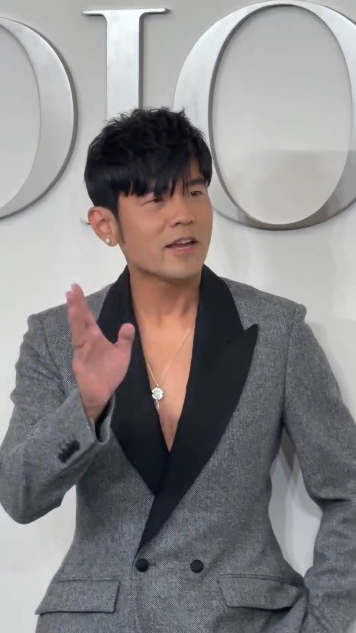 #MC時尚 哥練的胸肌要靠吧！天王 #周杰倫 今天現身 @Dior 台北 101 旗艦店節慶活動，身上穿著創意總監 #JonathanAnderson @jonathan.anderson 最新的 Dior Bar Jacket男裝外套，他仿照秀上模特兒的造型，直接中空秀出胸肌！太帥啦😍現場聚集數百粉絲太熱鬧！

追蹤 @marieclairetw 時髦好玩的都在這

#marieclairetw #JayChou #周董 #Dior @jaychou #jessie