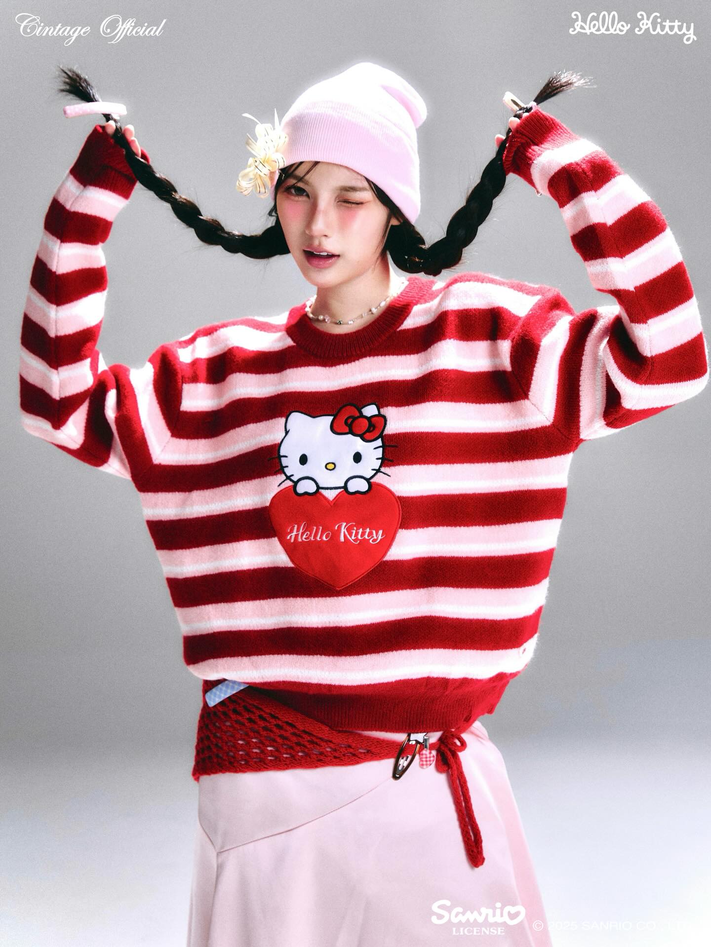 ❤️11Dec20:00PM❤️Cintage x Hello Kitty Knitting 990 baht
🧣ไหมพรมทอลายทางงานสั่งทอคู่สีนะคะ ปัก Hello Kitty ตรงหน้าและตัวเป็นผ้ารองสำลีนะคะ

🍎ติด Logo cintage official ที่ชายเสื้อ
🎀มีติดโบว์ Kitty ห้อยที่แขนเสื้อ น้องเป็นงานเย็บห้อยกับไหมพรม แนะนำให้ซักมือนะค้า

🫶🏻อก46” ไหล่19” ยาว24” ต้นแขน20” แขนยาว23” ปลายแขน6”-10”