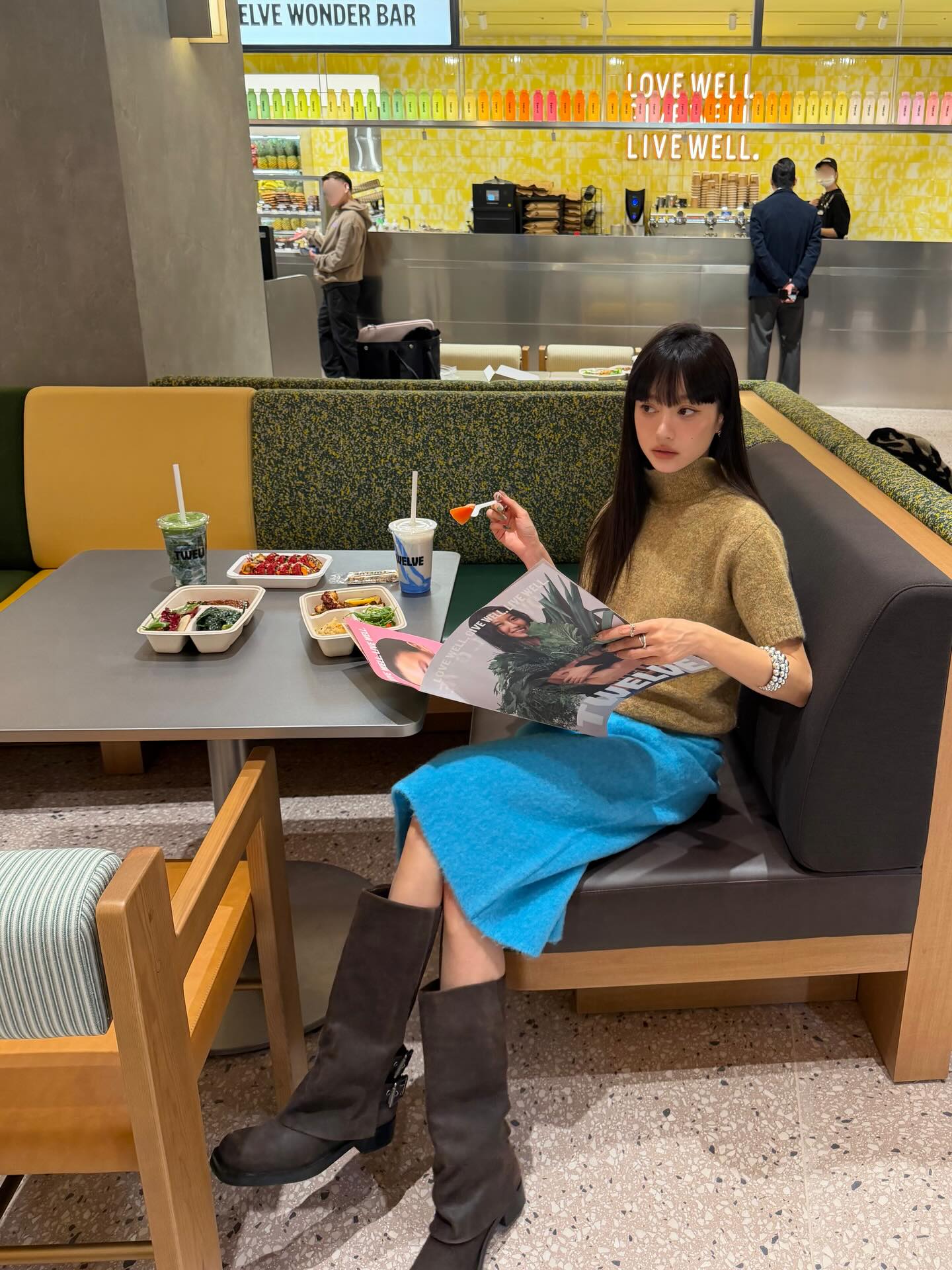 #광고 @twelve_shinsegae 하우스 오브 신세계 청담에서 새롭게 오픈한 트웰브 원더바 & 트웰브 키친에 다녀왔습니다 🍽️
세계 각국의 맛을 트웰브 스타일로 풀어낸 고메 델리로 취향대로 고를 수 있는 구성이 정말 마음에 들었답니다! 평소 웰니스한 식단을 좋아하는 편인데 여기 메뉴들은 건강하면서 맛도있어 특히 대만족…💚

제가 선택한 메디터레니언 콤보 + 진생 위스퍼스 스무디는 촉촉한 문어에 고소한 후무스, 상큼 카프레제가 잘 어우러져 밸런스가 정말 좋았고 부드럽고 달콤한 스무디까지 더해지니 부담 없이 기분 좋게 마무리되는 한 끼였습니다 ࣪｡⋆⭒₊⊹

매장 전체가 편안하면서 웰니스 무드를 담고 있어 잠깐 쉬어가기에도 가볍게 한 끼 즐기기에도 딱 좋은 공간이니 꼭 들러보세요 🫜🥙🥛🥣

#TWELVE #twelvewonderbar #twelvekitchen #wellness #하우스오브신세계