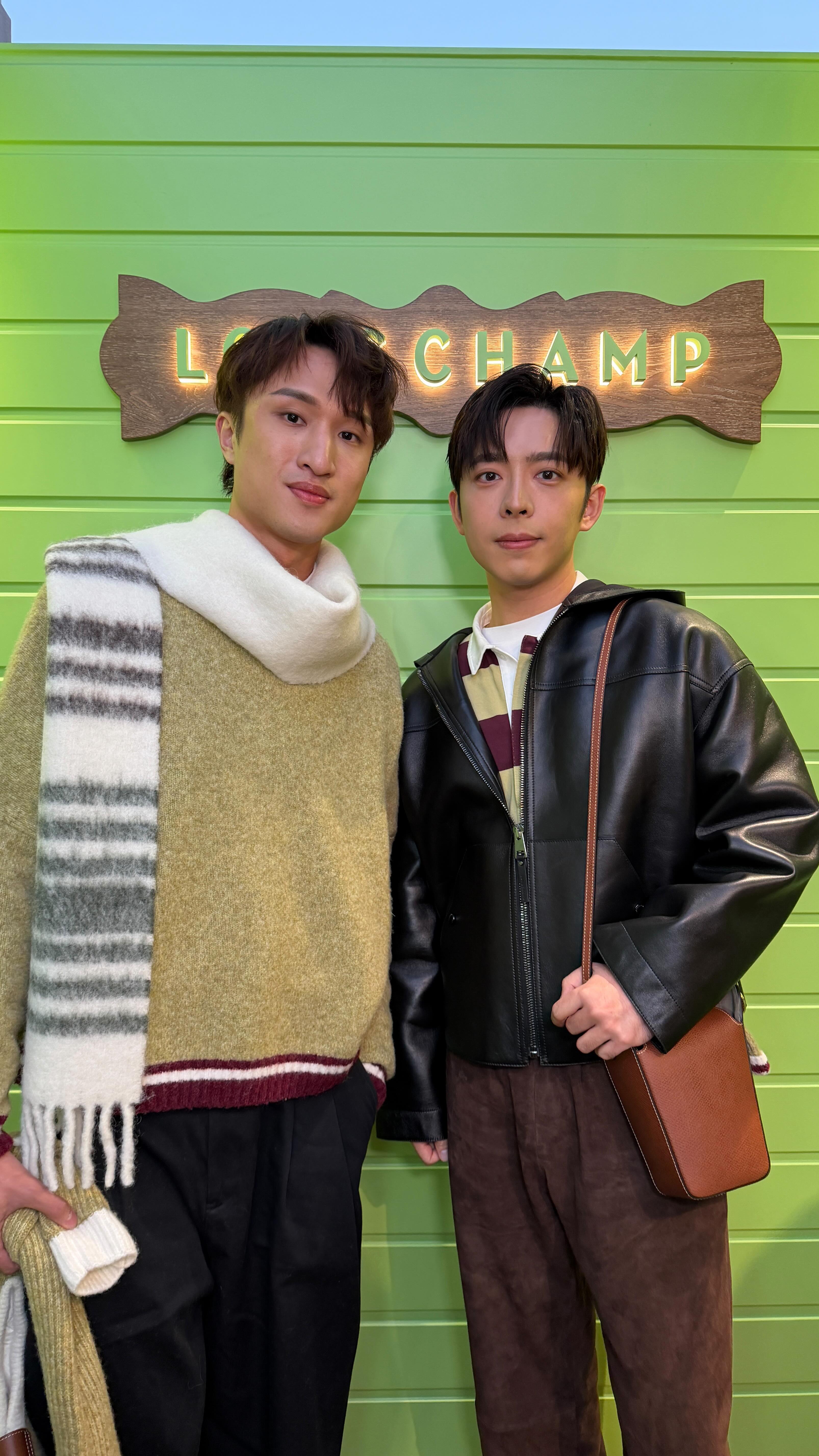 冬日奇幻氛圍降臨香港， @Longchamp 將 2026 春季系列「Cocooning on Ice」化作 La Patinoire Longchamp 限定溜冰場，重新演繹法式冬日魅力。K11 MUSEA 戶外廣場的溜冰場融入經典淺綠與標誌性元素，打造溫暖而奇趣的世界。來賓可在木製小屋享用熱朱古力、曲奇與薑餅，參加個人化鑰匙圈工作坊或在拍照區留下冬日回憶。作為好友的 @Mirror.WeAre 成員呂爵安 @EdanLui 與劍擊運動員蔡俊彥 @RyanChoiiiii 亮相開幕活動，與 #VogueHongKong 挑戰默契大考驗，將冬日的快樂與溫馨傳遞給大家！

A winter wonderland descends upon Hong Kong as Longchamp unveils its La Patinoire Longchamp skating rink pop-up. Inspired by the brand’s Spring 2026 “Cocooning on Ice” collection, the open-air ice rink at K11 MUSEA embodies the essence of a French winter, incorporating Longchamp’s iconic elements and signature light green shade to add warmth and whimsy. Guests can revel in hot chocolate, cookies, and gingerbread in surrounding wooden chalets; participate in personalised keychain workshops; and  capture winter memories at designated photo zones. Edan Lui of Mirror and fencer Ryan Choi graced the opening event, taking on a Vogue Hong Kong challenge to test their chemistry and spread winter joy and warmth to all.

#voguehkcelebrity #LongchampSlideInStyle #LongchampSS26