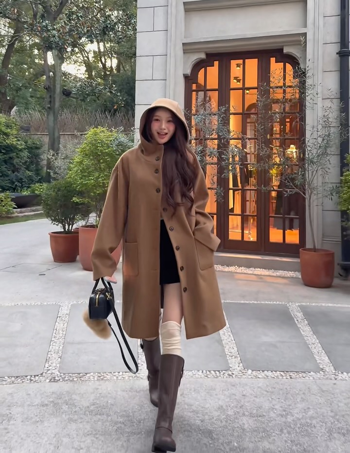 마리메이드 후드 패딩 울코트 오늘 라이브특가 바로배송으로 업데이트 됩니다. 
정가 130.000❌ 단하루 89000 ❤️ 특가로 진행 되오니 마음에 드시는분들은 오늘 놓치지 마세요✨

하이넥 디자인으로도 보온성과 탈부착이 가능합니다.
내피를 추가함으로써 겨울내내 
착용 가능한 활용도 높은 제품입니다🫶🏻

겨울 본딩안감으로 많이 사용하는 4온스 본딩안감원단으로 내피제작이 되었고 
탈부착이 가능하게 진행되어 기온에 따라 탈착해거 입을수 있는 장점이 있답니다☺️
요고 기다려주셨던분들 잠시 후 2시 전량 바로배송으로 만나요!!!!!!