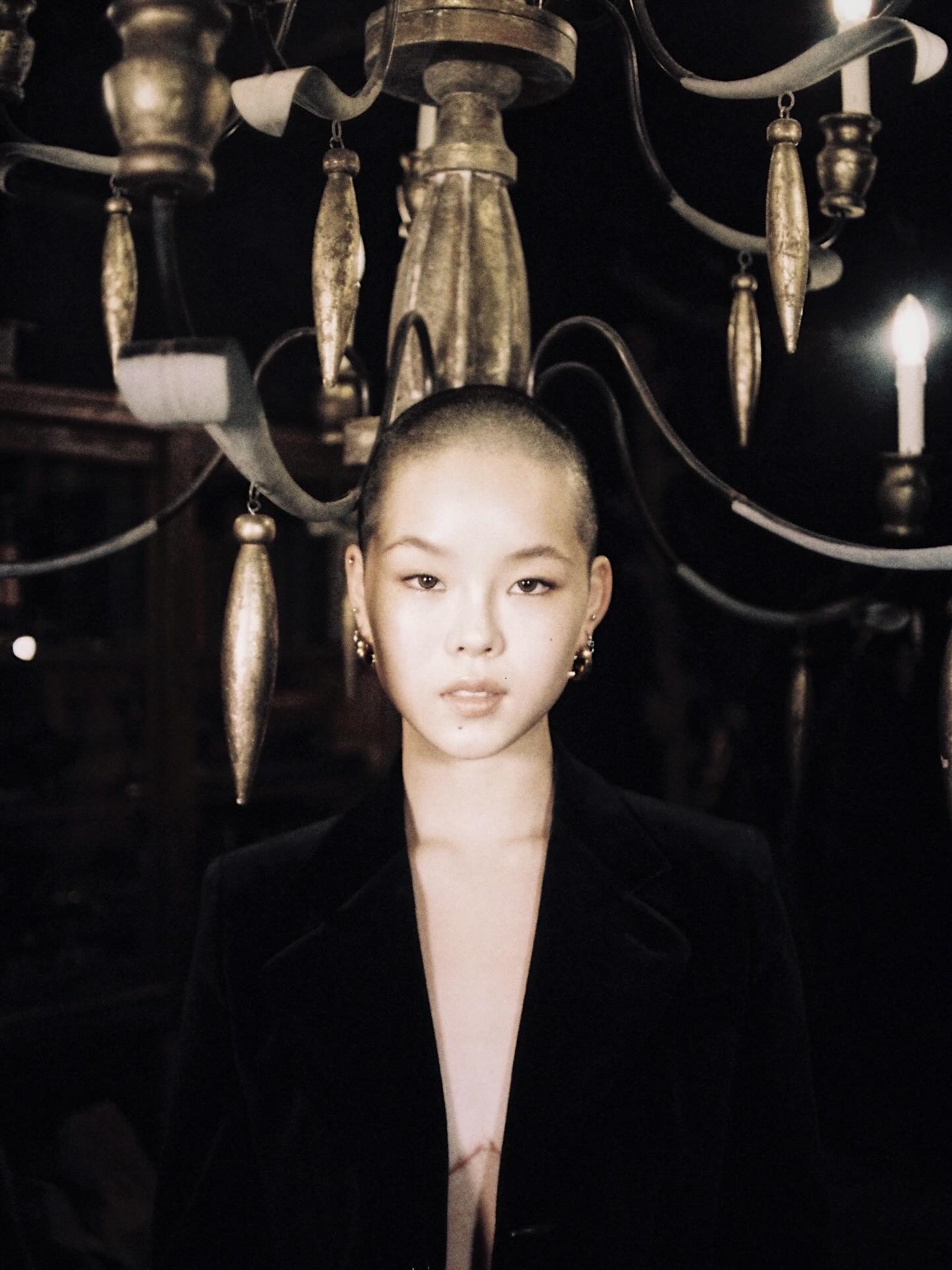 こんにちは、ここなです。🐉
今日で20歳になりました。☺︎

20歳という節目を迎えるにあたって、これまで心の奥にあった想いを少しお話ししたく、この文章を書いています。

私はAFAB Transmasculine Non-binaryです。
今年、胸の切除手術を行いました。
生まれたときは女性として扱われましたが、自分では女性だとは思っていません。
“女性”として見られることには強い違和感があり、
自分はもっと男性的な存在として生きています。
　
今までの私の人生でいちばん難しかったことは、“自分自身を受け入れて認めること”でした。
ほんの少しでも自分を受け入れ、0.1歩でも前に進めた今、新しい扉を開けることができました。
その扉を開けたことで視野が広がり、物事の見え方や捉え方が変わり、自分に大きな心の成長と勇気を与えてくれました。
今では、「自分の中にあるものは、ダメなものじゃないんだ」と思えるようになりました。

これができたのは、私の話に耳を傾け、寄り添ってくれたメンバーやサイモンさん、そして両親のおかげです。🫶
この運命と、出会えたすべての奇跡に、心から感謝しています。

長くなりましたが、
ここまでの道のりを歩いてこれたこと、そして支えてくれた人たちに心から感謝しています。
私はこれからもXGとXGALXと作る未来が楽しみです🌏🌎🌍👽♾️

この文章が、誰かの心にそっと光を灯せますように。
そして、私の愛が必要としているすべての人に届きますように。
With love, always.🤍

Hi, this is Cocona. 🐉
Today, I turned 20.☺︎
As I reach this new chapter in my life, I want to share something that’s been in my heart for a long time.

I am AFAB transmasculine non-binary.
Earlier this year, I had top surgery.
I was born and perceived as female, but that label never represented who I truly am. I live in a way that feels more masculine and true to who I am.

The hardest thing I’ve ever faced was accepting and embracing myself.
But as I slowly began to do that, I was able to open a new door.
That moment changed the way I see and understand the world,
and it gave me the courage and strength to grow.
Now, I can finally say, “There’s nothing wrong with who I am inside.”
I was only able to come this far because of the people who listened and stood by me —
my members, Simon-san, and my parents. 🫶
I’m truly grateful for this path,
and for every miracle that brought us together.

This message turned out a bit long, but I just want to say thank you — for walking beside me and for supporting me all this way.
I’m so excited for the future we’ll continue to create together with XG and XGALX. 🌏🌎🌍👽♾️

May these words gently light a spark in someone’s heart. 
And to everyone who needs it — may my love reach all of them.
With love, always. 🤍

PHOTO BY JURIN
MAKEUP BY CHISA

#XG
#XGALX
#COCONA
#心響