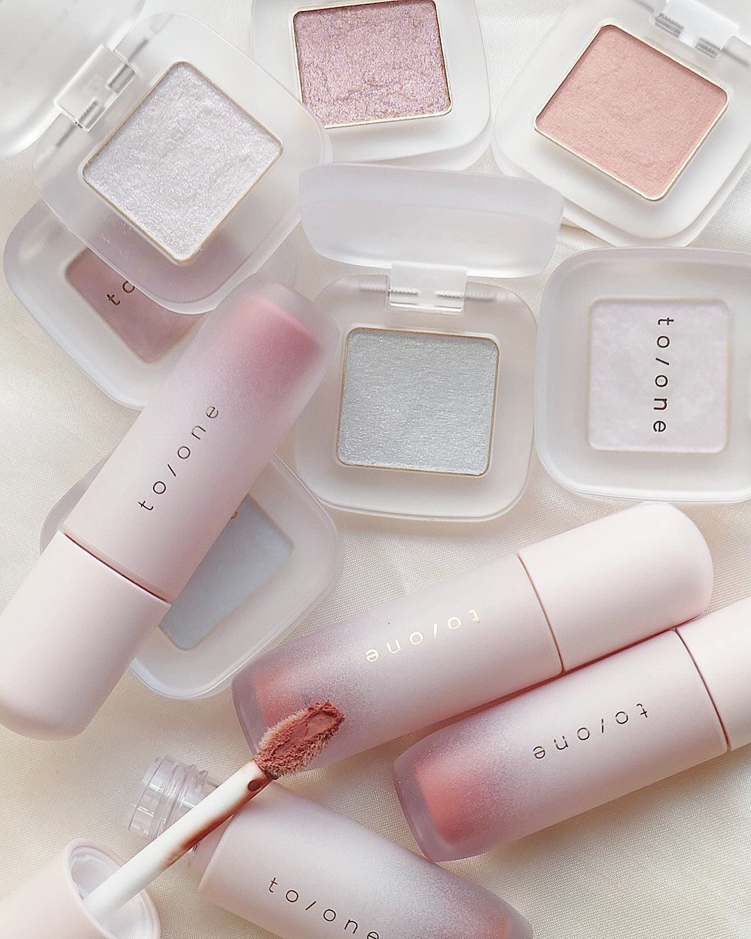 to/one（トーン）の2026年春夏新作コスメ情報が届きました！
 
◆「トーン ペタル フロート アイズ」新4色 ￥2,420
人気の単色アイシャドウに新色が仲間入り。ふわっと肌に溶け込むマットや透明感のある輝きを与えるパール、存在感のある輝きを放つグリッターなど様々な質感が、花びらのように繊細で立体的なまなざしを演出します。
☑15
洗練された華やかさと抜け感をかなえるピンクブラウン。
☑16
自然な明るさと透明感をまとうオーロラピンク。
☑17
澄んだ空気のようなアイシーブルー。
☑18
まぶたにふんわり花びらをのせたようなやわらかいペールピンク。
 
◆「トーン ペタル ブルーミング マット リップ」4色 ￥2,970
単色アイシャドウとの相性も抜群の、スフレ質感の新作マットリップ。
ふんわりと軽く空気のようなテクスチャーで唇にフィットし、素肌の一部のような印象に仕上げます。
カラーは、肌なじみのよいコーラル“１”、花びらのような可憐なピュアピンク“2”、やわらかさの中に凛とした芯を感じるローズピンク“3”、繊細な色づきのソフトブラウン“4”の4色。
 
※2026年1月1日発売

oﾟo｡oﾟo｡oﾟo｡oﾟo｡oﾟoﾟo｡oﾟo
『美的』公式インスタグラム @bitekicom では新作コスメの速報情報＆全色スウォッチをどんどん公開中！
タメになる美容情報は美的.comをぜひご覧ください！
oﾟo｡oﾟo｡oﾟo｡oﾟo｡oﾟoﾟo｡oﾟo 
 
#トーン#toone#メイク#コスメ#メイクアップ#春コスメ#春メイク#SPRING#春#アイシャドウ#単色アイシャドウ#シングルアイシャドウ#リップ#マットリップ#リップカラー#cosme#コスメ速報#코스메틱