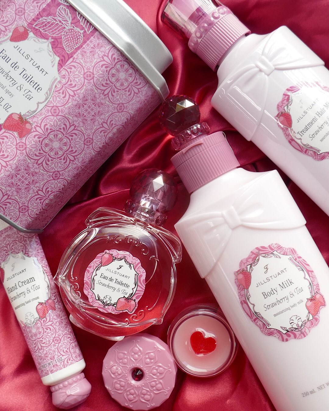 ジルスチュアートから限定の香り「Strawberry Tea Party」が登場！
ぽかぽかとした冬の昼下がり、ストロベリーでいっぱいのティーパーティを思わせる至福の香りは、纏うたびにときめきをもたらします💕
 
【商品情報をcheck】
◆「ジルスチュアート ストロベリー＆ティー オードトワレ」50ml ￥4,950
甘酸っぱいストロベリー＆ティーの香りのオードトワレ。ベルガモットとクラリセージ、ローズマリーで表現した上質な紅茶に、チェリーやリーフィグリーン、ガルバナムを合わせたフレッシュなストロベリーをプラス。ラストは、スウィートやパウダリーが茶葉の心地よい余韻を演出します。
紅茶感をイメージしたパッケージ入り。
 
◆「ジルスチュアート トリートメント ヘアミスト ストロベリー＆ティー」200ml ￥3,080
ダメージを受けた髪を内外からダブルで補修し、なめらかな指通りに整えるヘアミスト。甘酸っぱいストロベリー＆ティーの香りをほんのりと纏わせながら、光を反射するツヤ高い髪に仕上げます。
 
◆「ジルスチュアート ストロベリー＆ティー ボディミルク」250ml ￥3,520
なめらかに伸び広がり、すみずみまで潤いを届けるボディミルク。ベタつかずに潤いが続くので、お休み前はもちろん、朝のボディケアにもおすすめです。
 
◆「ジルスチュアート ストロベリー＆ティー ハンドクリーム」30g ￥1,870
植物由来のエモリエントオイルやシアバターがたっぷりの潤いを与える、しっとりタイプのハンドクリーム。とろけるようになじみ、やわらかな手肌に整えます。使用直後からパソコンやスマートフォンに触れるほどの浸透感も◎。
 
◆「ジルスチュアート ストロベリー＆ティー リップマスク」7g ￥2,200
中央のハートが目を惹く可愛らしいデザインのリップマスク。パールレッドとライトピンクの2色を混ぜて好きな色合いを楽しめます。
濃密な潤いのある、ツヤ高くふっくらとした唇に。
 
※2026年2月6日限定発売
 
oﾟo｡oﾟo｡oﾟo｡oﾟo｡oﾟoﾟo｡oﾟo
『美的』公式インスタグラム @bitekicom では新作コスメの速報情報＆全色スウォッチをどんどん公開中！
タメになる美容情報は美的.comをぜひご覧ください！
oﾟo｡oﾟo｡oﾟo｡oﾟo｡oﾟoﾟo｡oﾟo
 
#ジルスチュアート#jillstuart#ジルスチュアートビューティ#jillstuartbeauty#ストロベリーティー#ストロベリー#Strawberry#リップマスク#ヘアミスト#ハンドクリーム#ギフト#プレゼント#いちご#フレグランス#Fragrance