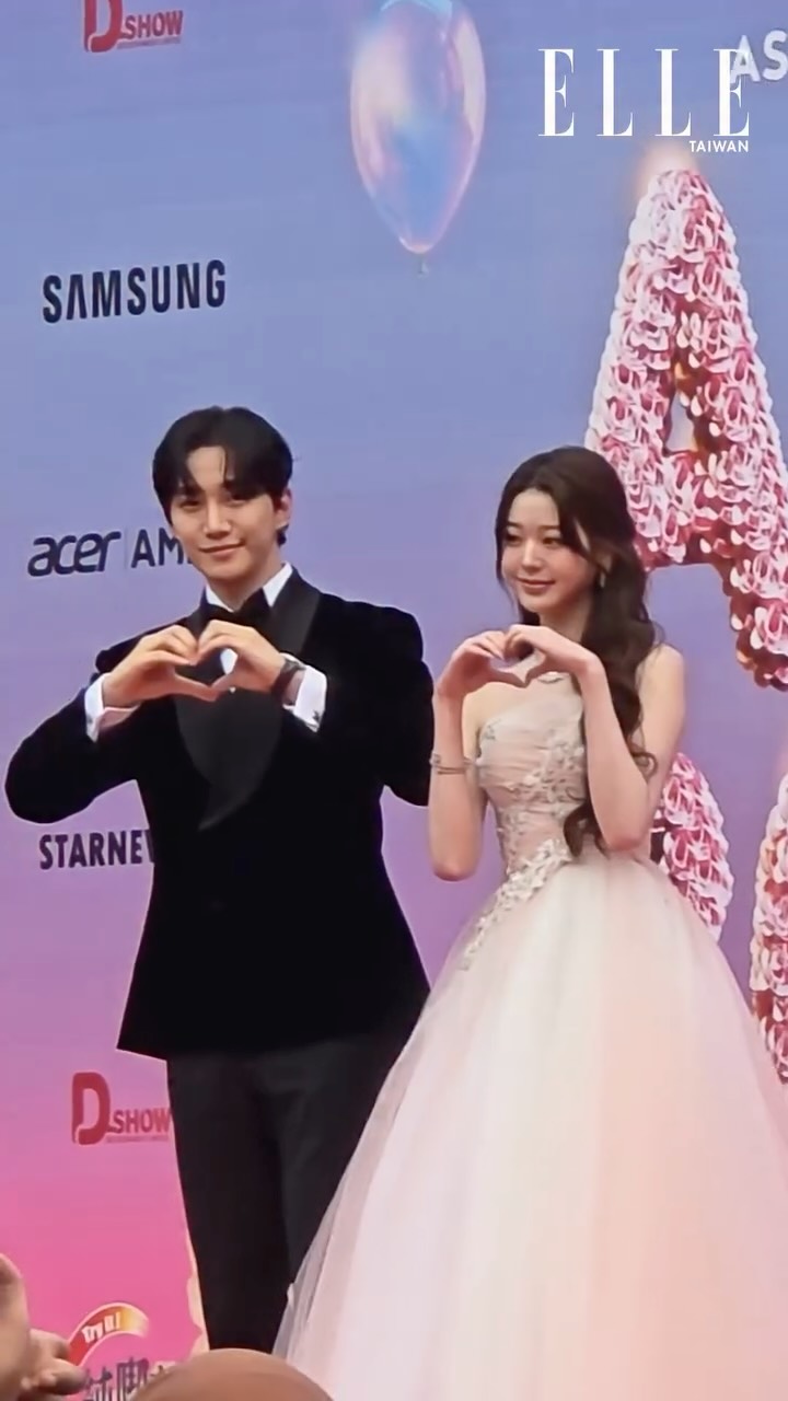 2025 AAA 頒獎典禮在高雄盛大登場，來到紅毯的是主持人張員瑛跟李俊昊，兩人閃亮現身、瞬間引爆現場粉絲一陣尖叫！李俊昊手上戴著 @piaget 錶款搭配帥氣的黑色正裝，張員瑛則是粉膚色蕾絲洋裝搭配鑽石髮飾與珠寶，兩人宛如從童話裡走出來的王子與公主呀～

#AAA2025 #AsiaArtistAwards #ELLE娛樂圈 #장원영 #이준호