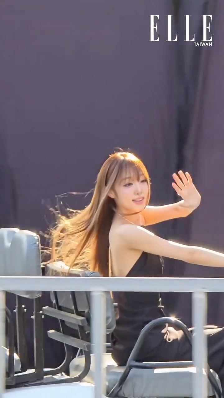 女神YENA一席絕美禮服亮相 2025 AAA頒獎典禮，一登場就親切和粉絲們打招呼，連送上好幾個愛心POSE❤️現場尖叫聲不斷！

#AAA2025 #AsiaArtistAwards #ELLE娛樂圈