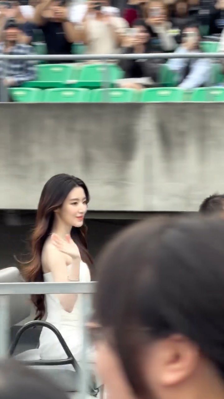 女神葉舒華一席絕美禮服亮相 2025 AAA頒獎典禮，一登場就親切和粉絲們打招呼，連送上好幾個愛心POSE❤️現場尖叫聲不斷！

#AAA2025 #AsiaArtistAwards #葉舒華 #슈화 #ELLE娛樂圈