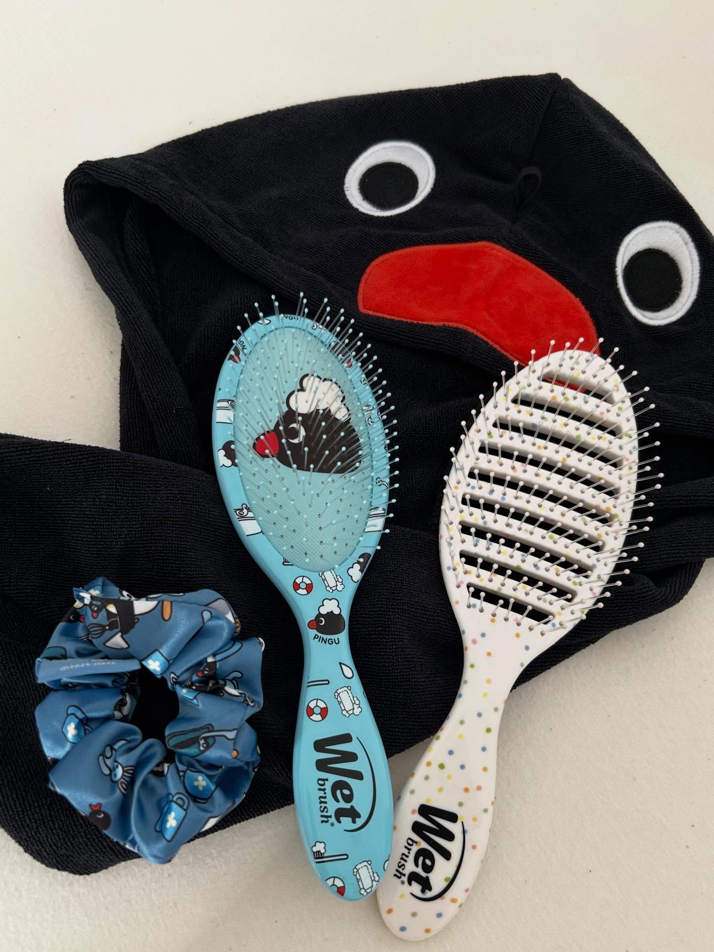 「WetBrush®︎（ウェットブラシ）」と誕生45周年を迎えるピングーのコラボレーションシリーズが、数量限定で登場🐧✨
 
「ウェットブラシ」は、アメリカで圧倒的シェアを誇り、世界70ヶ国以上で愛されるプロフェッショナルブラシ。ダメージが気になる髪や絡まりやすい髪も、軽くブラッシングするだけでツヤが生まれまとまりのある髪に！レトロで愛らしいピングーデザインをあしらった特別感のあるシリーズは必見👀🩶

【商品情報をcheck】
◆「ウェットブラシ ピングー スピードドライ ヘアタオル付き」￥1,980
通気口のある「スピードブラシ」は、ドライヤーの風を髪全体に効率よく届けるので、ブロー時間の時短がかなう！ブラシのピンは髪へのダメージを最小限に抑えながらサラツヤ髪に。
さらに速乾性のマイクロファイバータオルがセット！かわいいピングーデザインを纏いながら、バスタイム後のドライ時間を短縮🧖‍♀️✨
 
◆「ウェットブラシ ピングー オリジナルディタングラー シュシュ付き」￥1,980
独自の「IntelliFlex®︎」ピンを採用し、髪を無理に引っ張らず、濡れ髪や絡まりやすい髪でも切れ毛や抜け毛を防ぎながら、サラサラでまとまりやすい髪に。軽量で手にフィットする形状で使い心地も快適！セットには、ピングー柄オリジナルシュシュが❄️💙
 
※ 2025年12月1日(月)より限定発売
※全国のドラッグストア、バラエティストア（一部店舗除く）にて限定発売。（詳細は公式ブランドサイトをご確認ください。）
 
©2025 JOKER
 
#ウェットブラシ#WetBrush #ピングー#pingu#ピンガ#pinga#ロビ#robby#ピングーコラボ#キャラコスメ#ヘアブラシ#コスメ速報#コスメレポ#パケ買い#美的