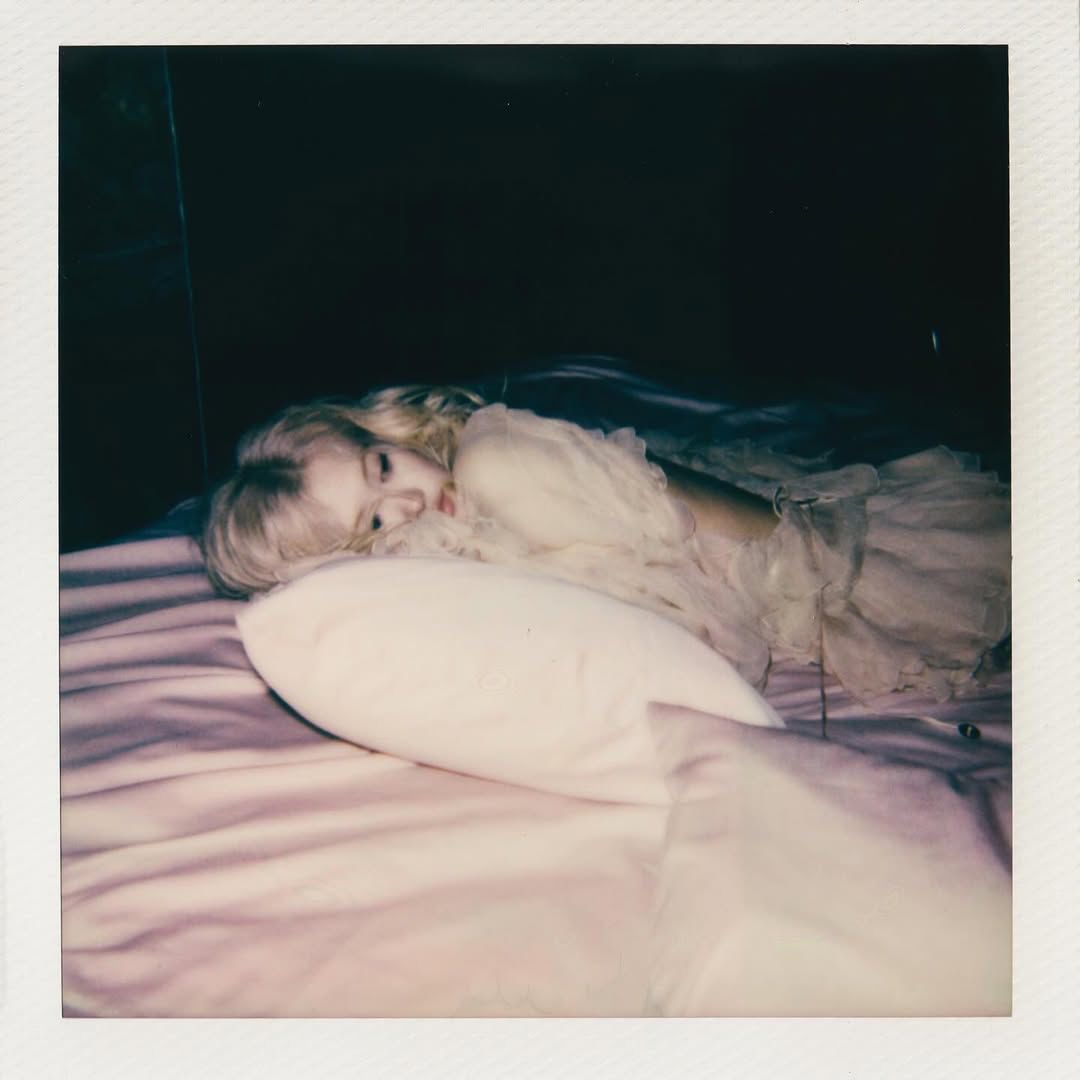 #Rosé 釋出更多從未公開的《Rosie》專輯製作花絮！一年前，@roses_are_rosie 推出首張個人大碟《Rosie》，作品甫面世便獲得廣泛好評。近日她再與粉絲分享更多錄製時的珍貴片段，並感謝大家以最真誠的心意接納這張專輯，讓《Rosie》成為一位「Number One Girl」！

📸@roses_are_rosie 
Follow us @ellemenhk

#ELLEMEN #ELLEMENHK #ELLEMENCELEB #blackpink #blackpinkrosé #roséblackpink #블랙핑크 #블랙핑크로제 #로제 #rose #roses #blackpinkedit #blackpinkedits #ysl #therow #TiffanyandCo #chaeyoung #chaeyoungedit #chaeyoungedits #rosievinyl