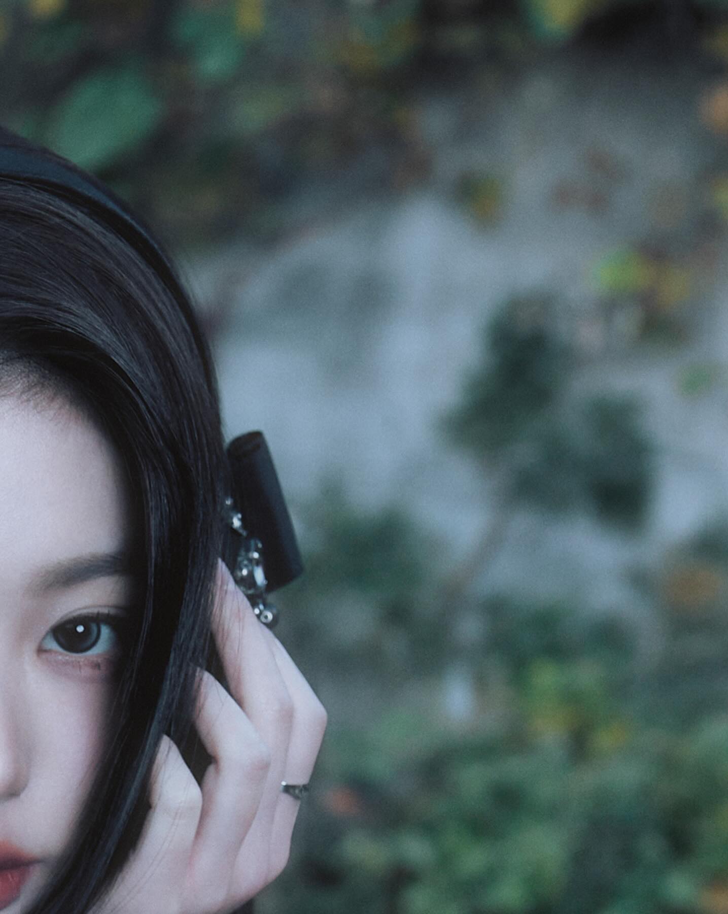 ⠀
해질녘 정원에는 서늘한 기운이 흘렀고, 고요함을 깨고 검은 토끼가 뛰어들었습니다. 그 사이에 장원영이 자리했습니다. 치명적인 눈빛으로 분위기를 고조시켰죠. 여기서도 그녀의 천재 아이돌 모멘트가 빛났습니다. 작은 동작 하나도 허투루 하지 않는 모습이 감탄을 자아냈습니다. ‘디아이콘’이 장원영의 하루를 섬세한 시선으로 담았습니다. 

#one_and_only

디아이콘 vol31, 장원영

Photographer 방규형
Film director 김예진
Editor 구민지
Digital editor 김수인
Visual director 고동휘
Stylist 김예진
Hair 조다미
Makeup 강다인
Set 황서인

🗓️2025.12.15(14:00) - 2025.12.25(23:59)(KST)

#장원영 #JANGWONYOUNG @for_everyoung10 @ivestarship
#DICON #DISPATCH