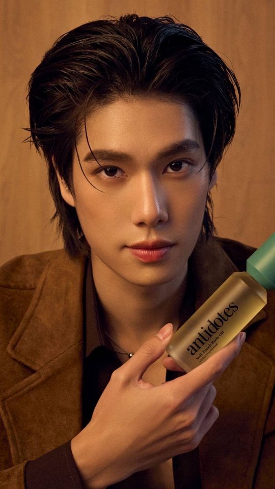 ขอเล่านิดนึงจากใจนะครับ ปีที่แล้ว ผมไปที่ Shop ของ Antidotes หอมมาก จนซื้อหลายอย่างเลย แล้วทางพี่ๆเค้าบอกว่า ไม่ต้องซื้อ แล้วก็ให้ของผมมาเพียบเลย หลายๆคนอาจจะเห็นจะโพสสตอรี่ผมแล้ว (พี่ๆเค้าใจดีมาก ประทับใจ)

วันนี้ผมได้มาเป็น Brand Ambassador คนแรกให้แบรนด์ ผมอยากขอบคุณ Antidotes มากๆอีกครั้งนะครับ ผมชอบ บอดี้ออยล์ มาก ทั้งกลิ่นหอม สัมผัส ความรู้สึกมันแตกต่างจริง อยากให้ทุกคนได้ลองจริงๆครับ

อ้อ แล้วใครอยากดู Vdo ตัวเต็ม ดูใน ig @antidotes.co เลยนะครับ กดฟอลได้เลย เพราะเดี๋ยวคงมีรูปผมออกมาอีกเต็มเลย ฝากกดไลค์ให้ด้วยนะ

ฝาก antidotes ด้วยนะครับ ที่สำคัญมีเซตพิเศษด้วย ที่ออกแบบมาให้ผมโดยเฉพาะเลย ฝากด้วยครับ (นานๆจะเขียนยาวๆซะที 😅)

#AntidotesxPhuwin
#AntidotesBrandAmbassador
#Antidotes #ผิวหอมสะกดทุกสัมผัส