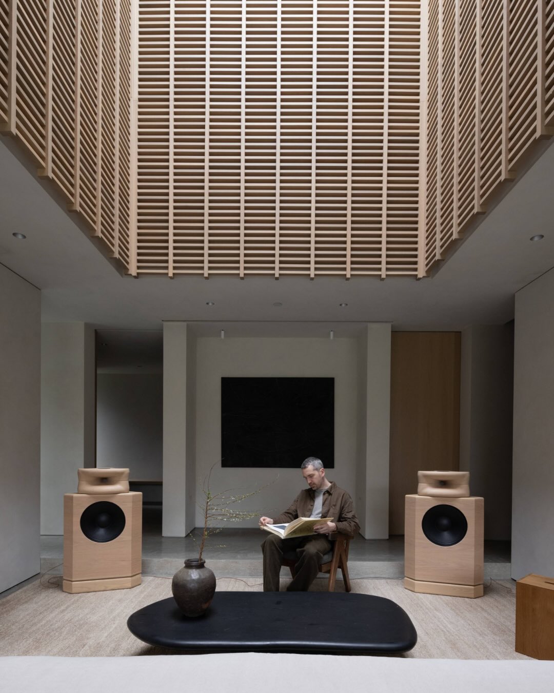 Lantern House is a quiet, minimal residence shaped by simple materials like concrete, stucco and wood, blending naturally with the neighborhood and the meadow-like garden that seems to surround it. Inside, everything is precise yet soft in character, with warm plaster walls, few objects and an emphasis on light. At the heart of the home, a double-height space lit from above by a large skylight organizes the rooms around a wooden structure that becomes the project’s “lantern.” Upstairs, the light grows dimmer and the darker materials create a more intimate atmosphere. The house brings together a contemporary, disciplined design approach with a calm and natural sense of warmth.

_project: Lantern House
_architecture: @leckiestudio
_images: @emaphotographi
_location: Vancouver, BC