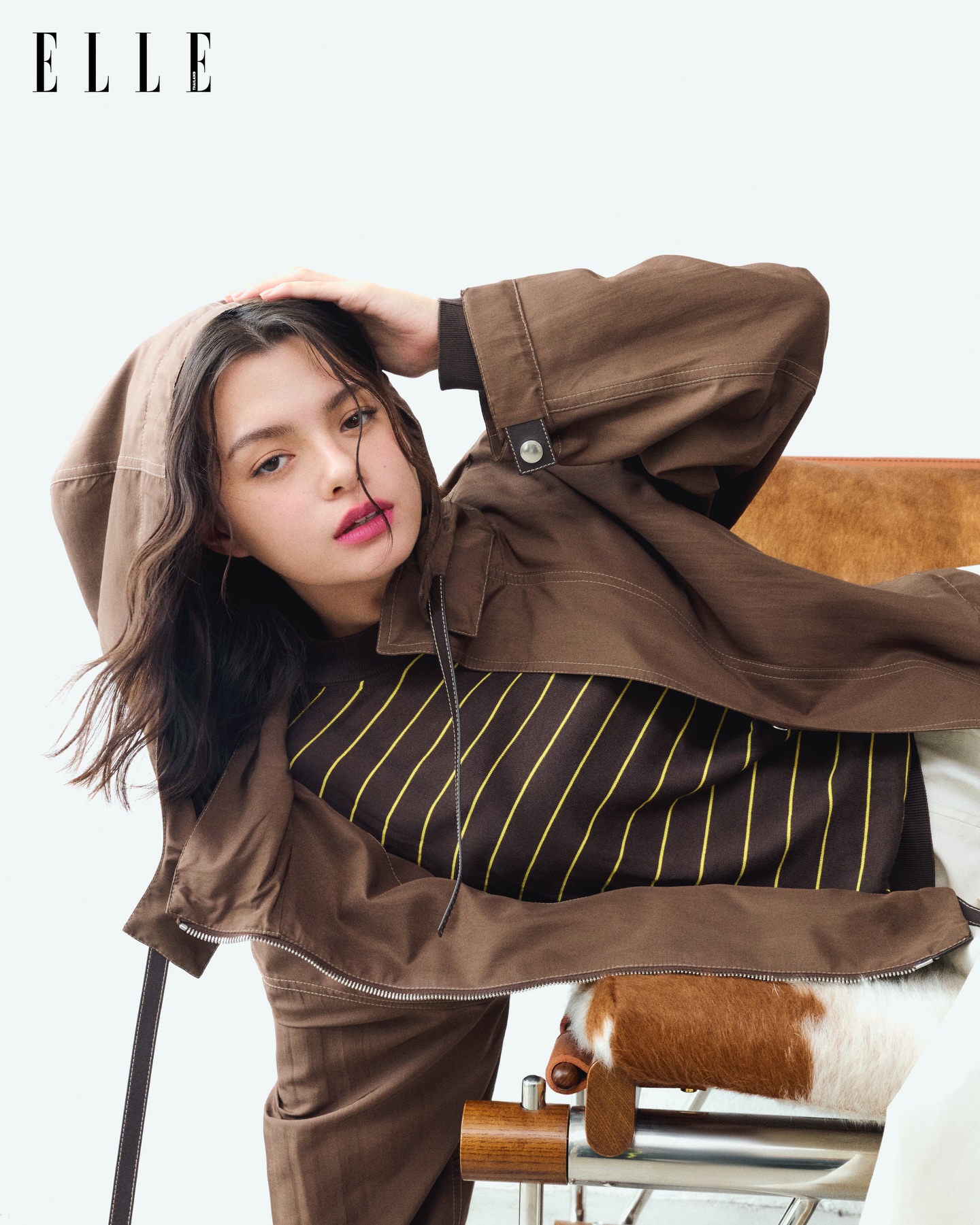 #ELLEDigitalCover ความเรียบหรูที่แฝงไปด้วยความเท่และสไตล์อันเป็นเอกลักษณ์ที่ถ่ายทอดโดยนักแสดงสาวขวัญใจเจนซีอย่าง เบคกี้ รีเบคก้า @beccca ในแฟชั่นเซ็ตดิจิทัล คัฟเวอร์ เดือนธันวาคม 2025 ในหลากลุค หลายสไตล์จาก @tods คอลเล็กชั่น Pre-Spring 2026 สำหรับสุภาพสตรีที่โดดเด่นด้วยเทคนิคอันประณีต ไม่ว่าจะเป็นการฝังวัสดุ หรือการเย็บตะเข็บด้วยมือ  ที่ตอกย้ำความเป็นเลิศด้านงานฝีมือชั้นสูง ตลอดจนคีย์ไอเท็มที่คอมพลีตลุคของผู้หญิงยุคใหม่ด้วยกระเป๋ารุ่น Wave สุดไอคอนิก โดดเด่นด้วยดีไซน์ทรงโค้งสองชั้น, กระเป๋ารุ่น T Timeless หนังกลับสีเหลืองสดใสที่ประดับด้วยดีเทลงานร้อยหนังฝังบริเวณหูหิ้วและขอบกระเป๋า และกระเป๋าถือดีไซน์คลาสสิกที่ตกแต่งด้วยอะไหล่รูปตัว T ที่แมตช์ได้ในทุกๆ สไตล์

#ELLEThailand 
#Tods #beckysangels 
#TodsxBecky

Photographer : Wasu Sukatocharoen Fashion Director : Ice’o Panchiracharoen Makeup : Chanajit Dechasatidwong
Hair : Akkarachai Deadpan