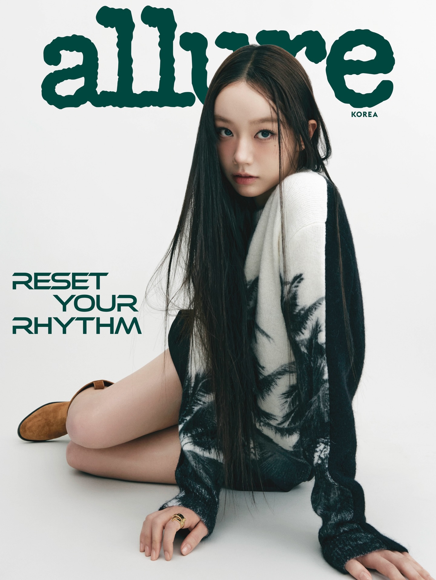 #제작지원 #Allure_Cover
<얼루어 코리아> 2026년 1월호 커버 스타는 배우 혜리입니다. 페라가모와 함께한 이번 커버 스토리는 절제된 미니멀리즘 속에서 조용히 빛나는 현대적 우아함을 담았습니다. 차분하고 쿨한 무드, 그리고 페라가모의 의상과 백, 슈즈가 완성한 새해의 첫 장면을 지금 확인해보세요.

▫️혜리의 〈얼루어 코리아〉 2026년 1월호 4종 커버는 프로필 링크를 통해 가장 먼저 만나볼 수 있습니다.

The cover star of <Allure Korea>’s January issue is HYERI. Check out HYERI’s cover shoot first through the profile link above.

EDITOR l 김지은
FEATURE EDITOR | 허윤선
DESIGNER | 나유진
PHOTOGRAPHER | 김희준
STYLIST l 최자영
HAIR l 장혜연
MAKEUP l 정수연
ASSISTANT l 이지원

#페라가모 #ferragamo @ferragamo #혜리 #hyeri #LeeHyeri @hyeri_0609