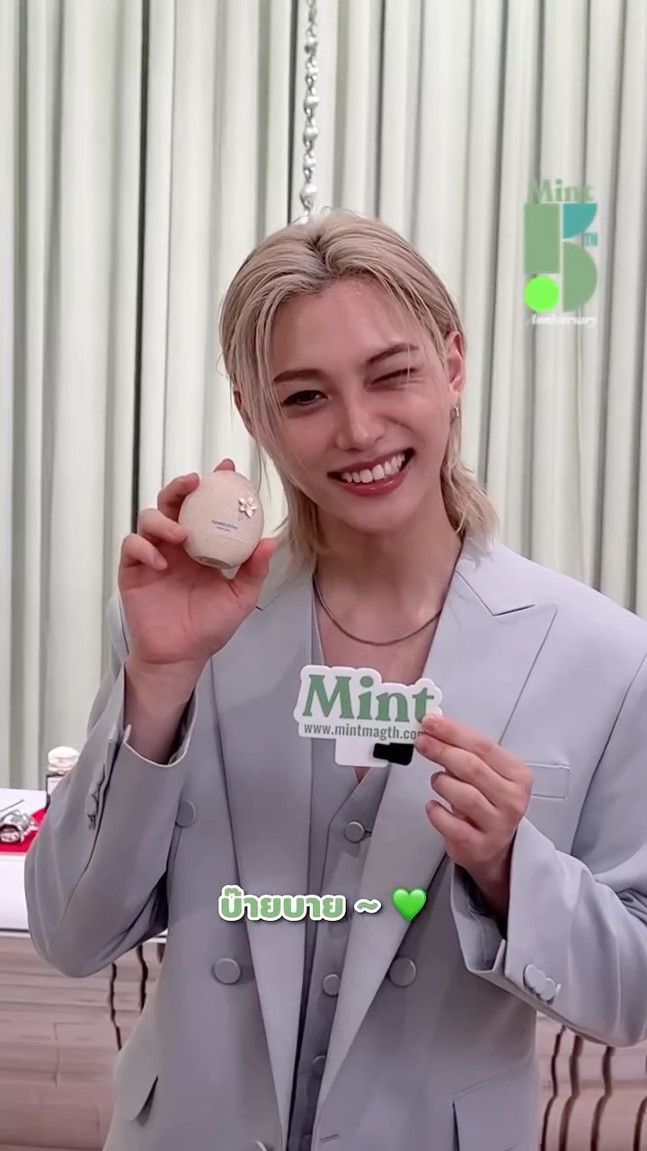 ชูสให้แล้ว! #MintReports พามาอยู่กับหนุ่มฮอต #Felix จากวง #StrayKids ที่บินลัดฟ้าเดินทางมาร่วมงานเปิดตัว #HausNowhere Bangkok แห่งแรกในเอเชียตะวันออกเฉียงใต้ พร้อมมาชูสกลิ่นน้ำหอม #TAMBURINS ให้กับเหล่า Stay ชาวไทยได้ไปลองใช้ตาม จะเป็นกลิ่นอะไร ตามไปฟังกันเลย! 💚 

#HAUSNOWHEREBANGKOK⁩
⁦#FELIXxTAMBURINS⁩ 
#FELIXxGENTLEMONSTER
#WelcomeFelixToThailand
#HausNowhereBangkok 
#MintMagTH