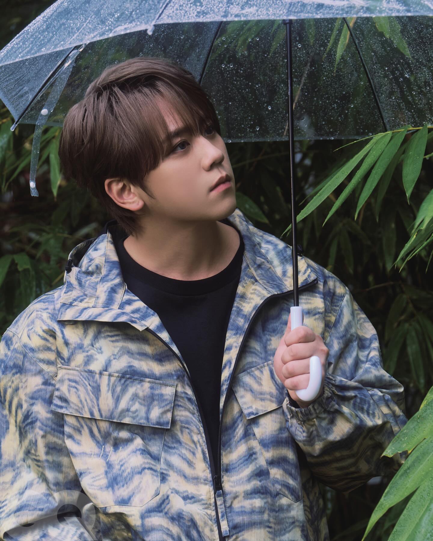 #GQHYPE 唱出我們真正嚮往的真實，姜濤：「我一直有個理想，希望能透過 MV 把香港的特色拍出來，讓大家了解今日的香港原來是這樣的一個地方。」

「我對自己的要求就是作品一定要呈現真實的感情，不能拿到別人給的歌詞就跟著唱，我一定要認可這裡面的內容，所以參與填詞對我來說是很重要的事情。」姜濤說道

入行甚早，姜濤覺得自己從很早的時候就明白了協調的重要性，懂得因應市場需求，在創造藝術作品時不能總是任性而為，但是對於自己真正在意的事物，他還是有所堅持。「有些事情可以妥協，但我想要透過作品表達的核心精神不能變，我會聽聽各方的意見，然後用適合的形式表達。」他在「2025 GQ STYLE FEST 潮流文化祭」中首次獻唱了「19 胎」首支華語單曲〈流浪星球〉，當中的歌詞由他和填詞人共同完成，字裡行間都感受得到他對情感的思考。

Artist_姜濤 @keung_show

Head of Editorial Content_ @thatmrwang
Photography_ @puzzleung
Creative Direction & Styling_ @or.huang
Interview & Text_ @viviennel33
Editor_ @vanessayuisgood、@dodee19980726
Makeup_ @mayling_s @annieg_makeup
Hair_ @lydiayung_ @chicprivateisalon
Photography Assistant_Lemon Chen、T. Y. Lee
Location_ @mcabinmm 
Wardrobe_ @kenzo

#姜濤 #KeungTo #MIRROR #Kenzo #KenzoNigo