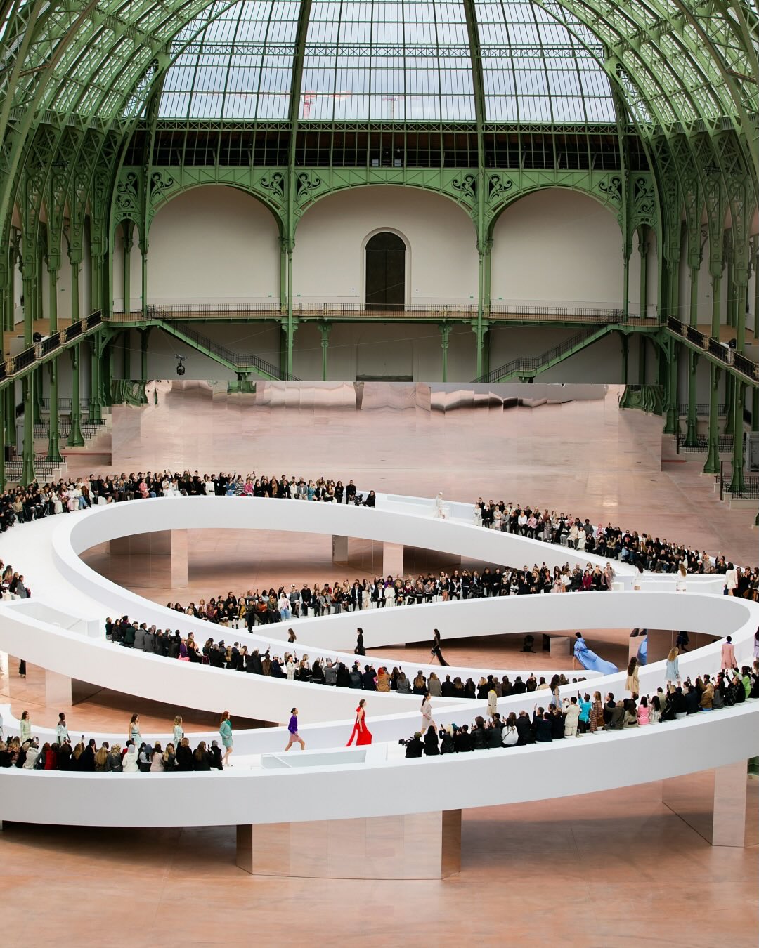 @chanelofficial’s Spring-Summer 2025 collection, presented at the Grand Palais in Paris with a set design by @perronroettinger. The runway featured two large, interlocking ‘C’s’ in white, positioned at the center of the venue. The layout created a structured path for the models, highlighting the collection’s fluid silhouettes and detailed craftsmanship. 

The presentation marked 110 years of Chanel’s history, incorporating precise tailoring and lightweight fabrics.✨

👩‍🎓Join @thepaacademy’s workshops to learn the most advanced tools in architecture and fashion design from pioneering architects and designers!

#parametricarchitecture #modernarchitecture #grandpalais #chanel #paris #fashiondesign