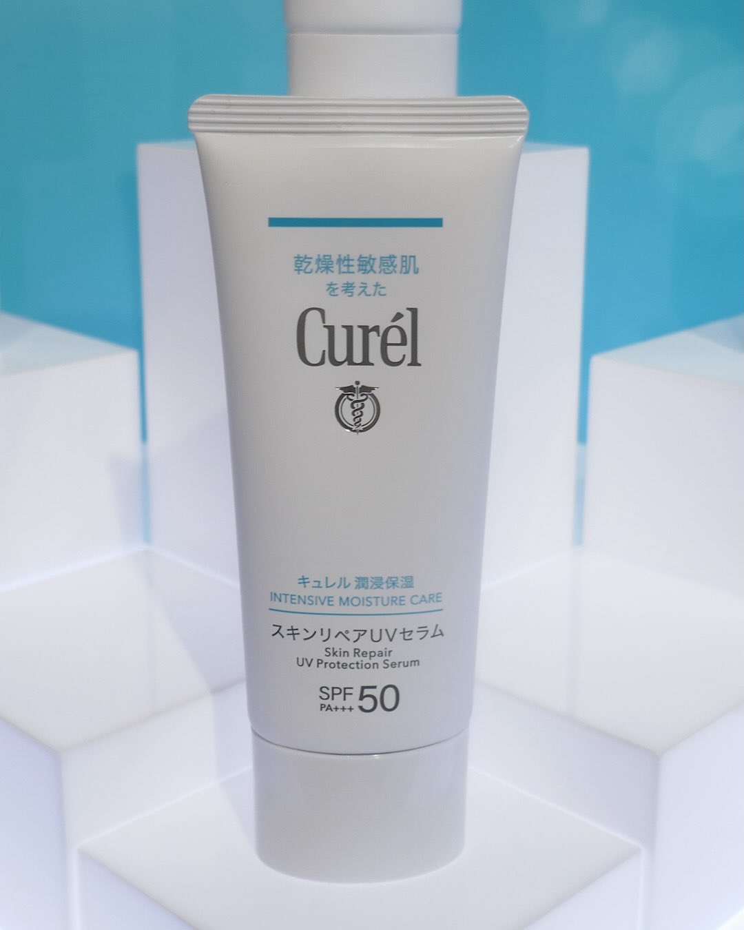 乾燥性敏感肌はバリア機能が低下し、紫外線ダメージを受けやすい状態に…。その結果、「すぐ赤くなってしまう…（泣）」という人も多いのではないでしょうか？
そんな肌を、塗るたびに根本から解決を目指す新UVがキュレルから登場します！
まずは、微細なUVカット成分を包み込んだセラムカプセルを配合。このセラムカプセルが肌をスキなく覆い、パワフルな紫外線カット効果を発揮します。
さらに、セラミド機能成分をはじめとする潤い成分を配合し、バリア機能の整った肌へアプローチ。塗るたびに日焼けしにくい肌へと導きます。
ノンケミカル（紫外線吸収剤無配合）やアルコールフリーなどの処方や、べたつかないのにしっとり感のあるウォーターベース、洗浄料で落とせるのもポイントです。
 
「日焼け止めを使うと乾燥が気になる…」という人にもおすすめの1品。ぜひチェックしてみて！
 
◆◆◆
 
そして！3月には、寒暖差などの突発的な環境の変化でゆらぎやすい乾燥性敏感肌のための美容液も登場！保湿成分を速やかに届ける“セラミド機能カプセルPlus”と、
角層深部までバリア機能を整えて外部刺激から皮膚を守り、肌荒れを予防する“深層バリアケア技術”により、いきいきとした透明感のある潤い素肌へと導きます。
こちらもお見逃しなく♪
 
【商品情報】
2026年2月7日発売
キュレル
潤浸保湿 スキンリペアUVセラム SPF50・PA＋＋＋ 60g ￥2,200
 
2026年3月7日発売
キュレル
潤浸保湿 角層深部バリア美容液［医薬部外品］30ml ￥4,950
 
※税込・編集調べ
 
#キュレル#Curel#乾燥性敏感肌#ゆらぎ肌#ゆらぎ肌コスメ#日焼け止め#紫外線対策#
UV対策#UVケア#寒暖差#紫外線ケア#美容液#スキンケア#ゆらぎ肌美容液#敏感肌#敏感肌ケア
