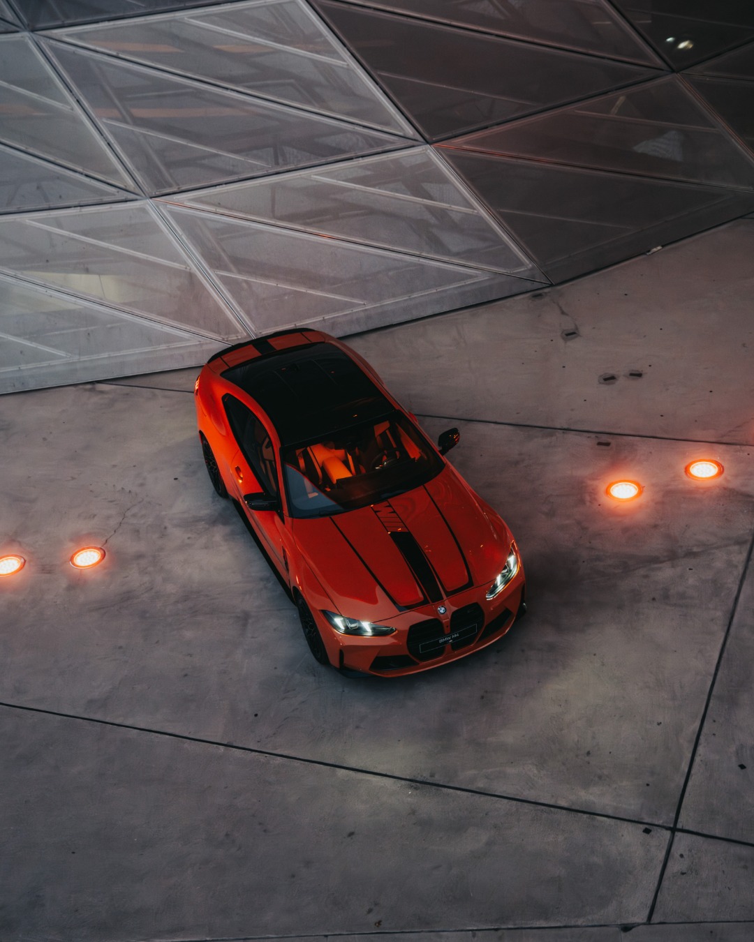 Evening lights meet pure performance. The BMW M4 makes the night its stage at BMW Welt. ⚡️

#BMWWelt #BMW #BMWM

The BMW M4 Competition with M xDrive: Mandatory information according to German law ’Pkw-EnVKV’ based on WLTP: energy consumption combined: 10.1 l/100 km; CO₂ emissions combined: 229-227 g/km; CO2-class(es): G

Paint finish shown: BMW Individual special paint Fire Orange III metallic.