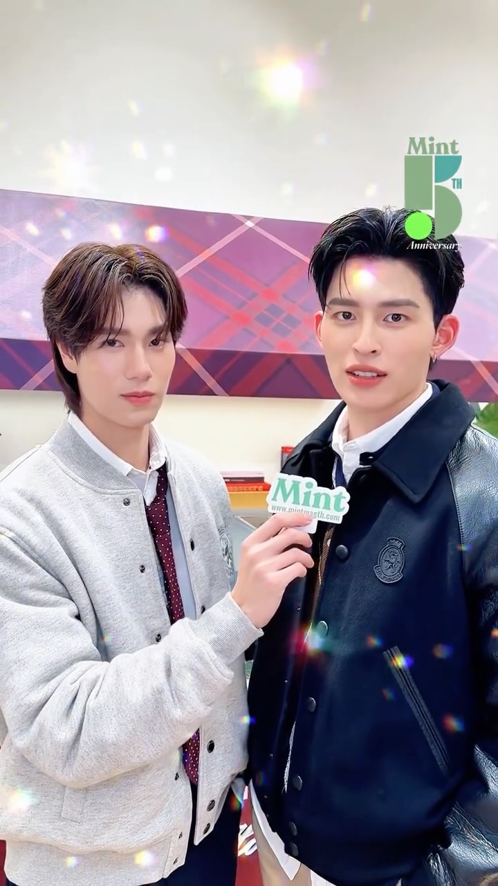 เหมาให้เธอคนเดียว! #MintReports อยู่กับ 2 หนุ่มฮอต #ปอนด์ภูวินทร์ แบรนด์แอมบาสเดอร์ของ Tommy Hilfiger ภายในงานฉลองการเปิดตัวคอลเล็กชั่น A Hilfiger Holiday 2025 พร้อมมาในลุคสไตล์อเมริกันเพรพคลาสสิกท่ามกลางบรรยากาศเทศกาลที่อบอุ่นและเต็มไปด้วยสีสัน งานนี้ลุคที่ทั้งคู่ใส่มาจะเหมาะกับการไปไหนของคุณธีร์ และพีช ไปฟังกัน 💚

PONDPHUWIN TOMMY HOLIDAY 
#TommyHilfigerxPondPhuwin 
#PondPhuwin 
#ppnaravit #phuwintang 
#TommyHilfiger 
#MintMagTH