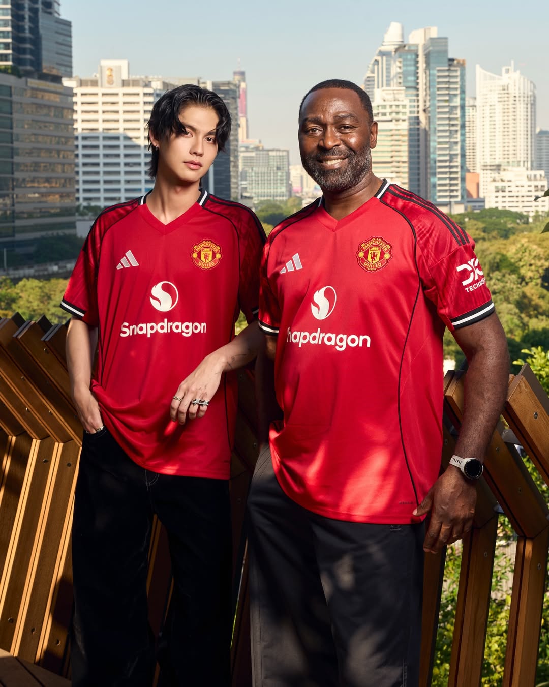 @andycole09 and @bright in the heart of Bangkok, sporting the Manchester United 2025/26 home kit with special design for Thai name and numbering.

แอนดี้ โคล และไบร์ท ณ ใจกลางกรุงเทพฯ สวมเสื้อเหย้าแมนเชสเตอร์ ยูไนเต็ด 2025/26 กับชื่อและหมายเลขภาษาไทยดีไซน์พิเศษ

#adidasfootball 
#MUFC 
#ManUtd